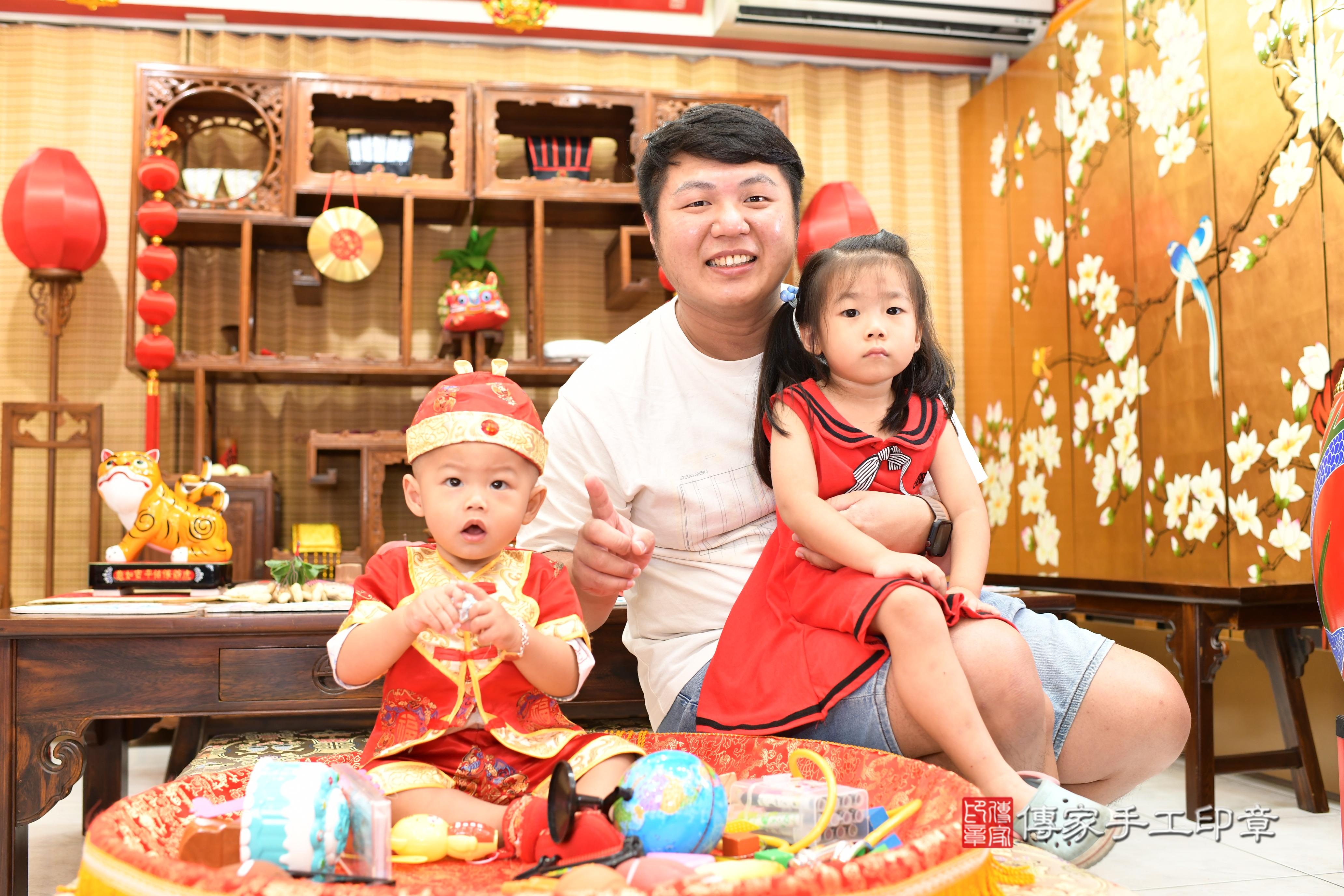 傳家手工印章台南店、抓周、度脺、中國風會場、傳家嬰兒古禮、吉祥話、抓周道具物品24種、拍照。抓周證書。寶寶抓周、滿周歲、生日快樂、祝福