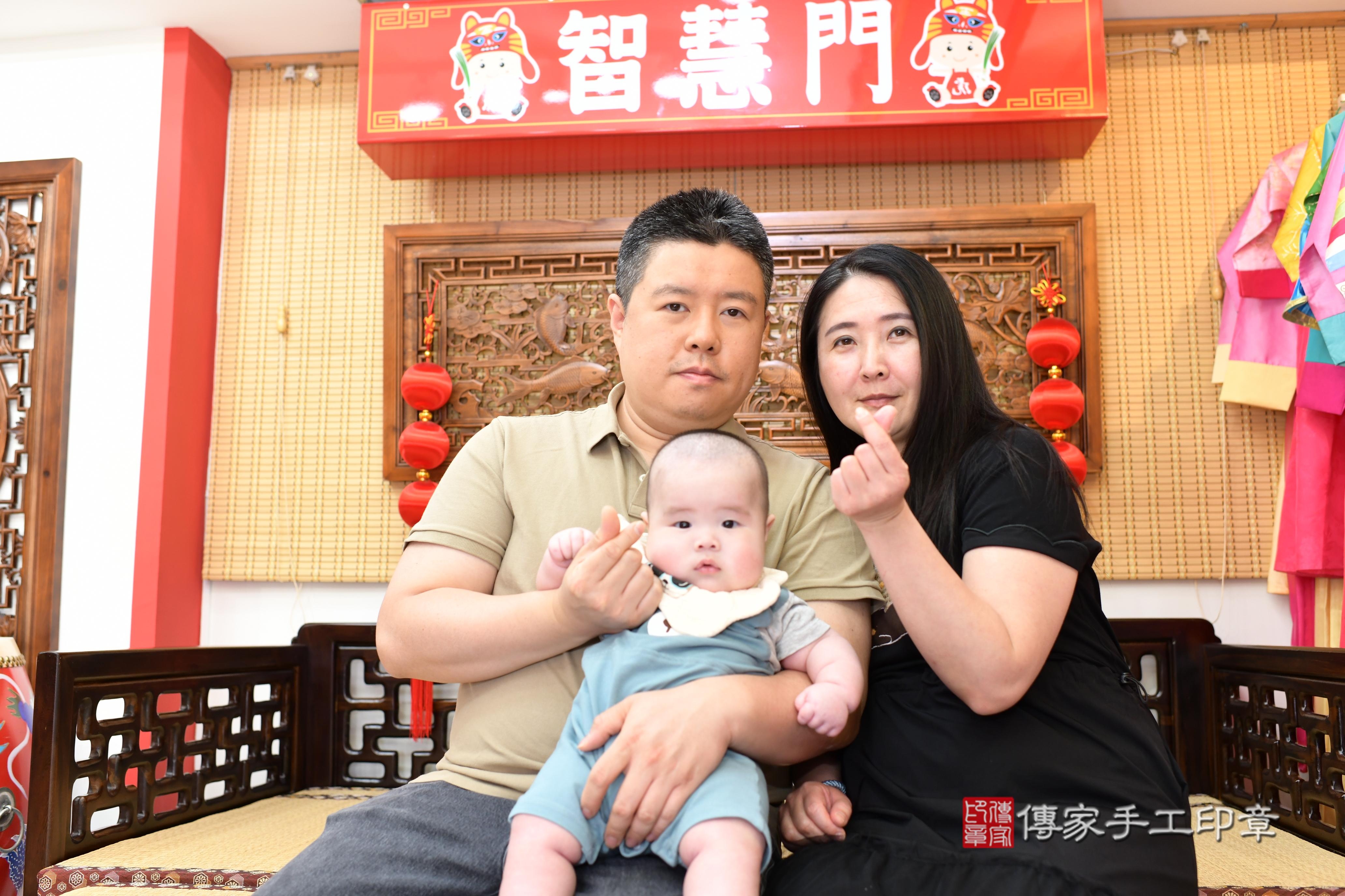 傳家手工印章台南店、抓周、度脺、中國風會場、傳家嬰兒古禮、吉祥話、抓周道具物品24種、拍照。抓周證書。寶寶抓周、滿周歲、生日快樂、祝福