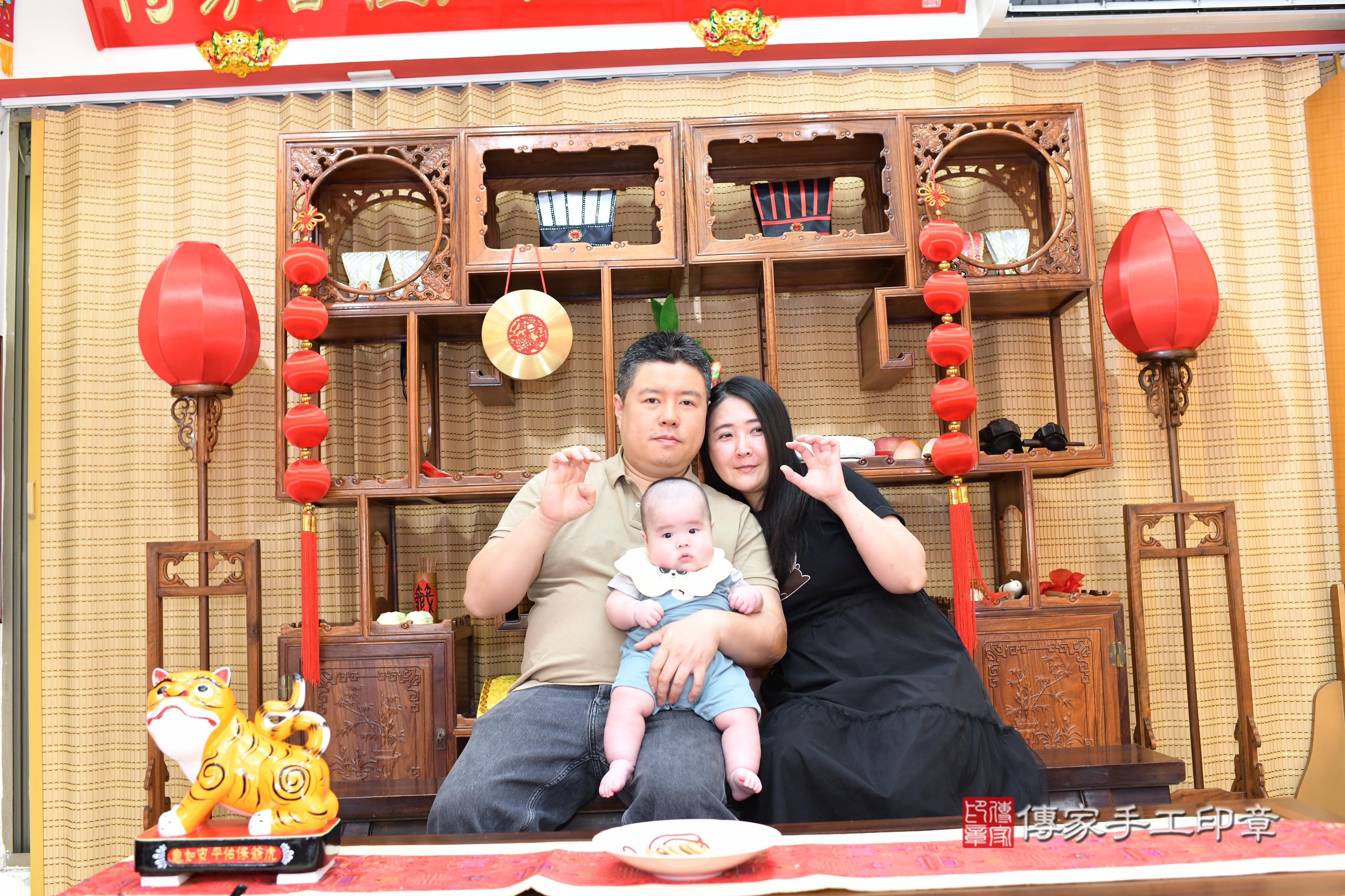 傳家手工印章台南店、抓周、度脺、中國風會場、傳家嬰兒古禮、吉祥話、抓周道具物品24種、拍照。抓周證書。寶寶抓周、滿周歲、生日快樂、祝福