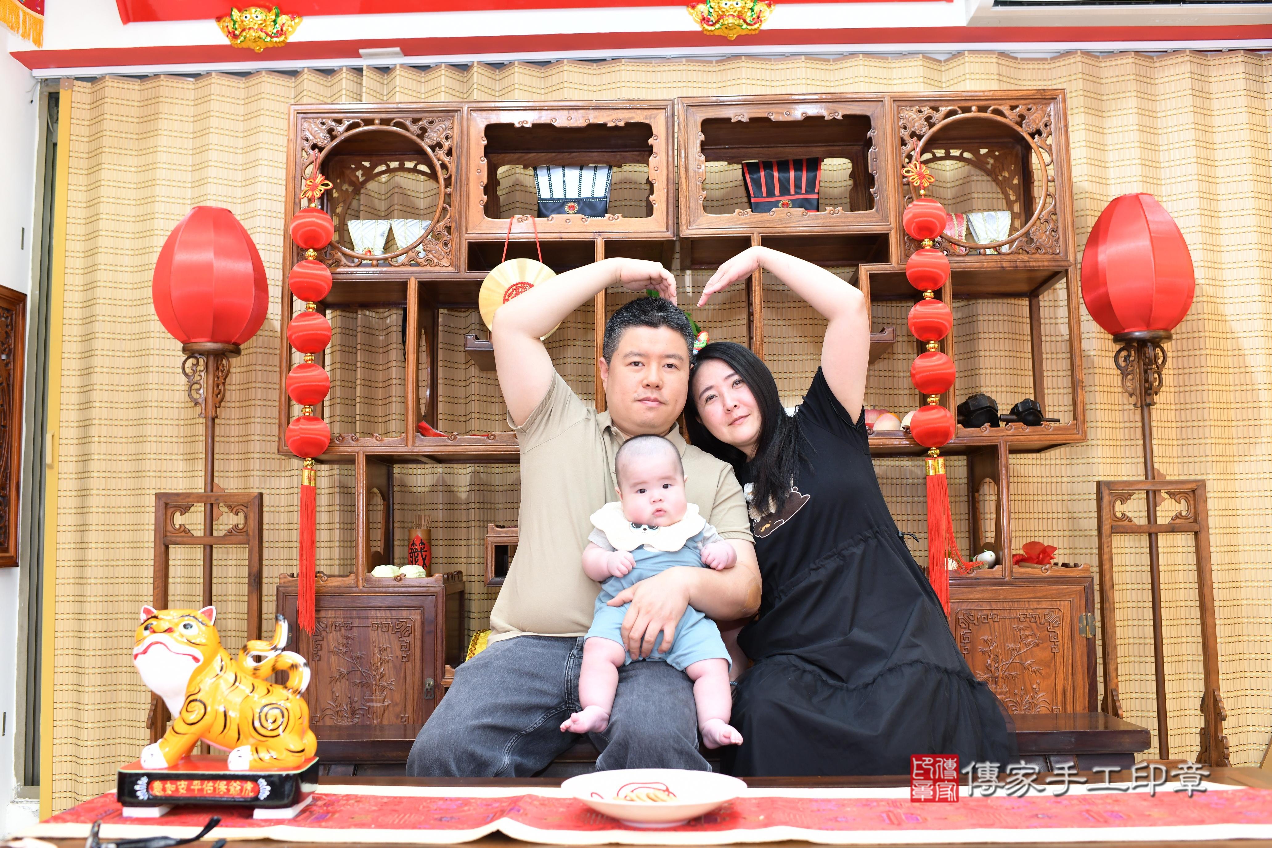 傳家手工印章台南店、抓周、度脺、中國風會場、傳家嬰兒古禮、吉祥話、抓周道具物品24種、拍照。抓周證書。寶寶抓周、滿周歲、生日快樂、祝福