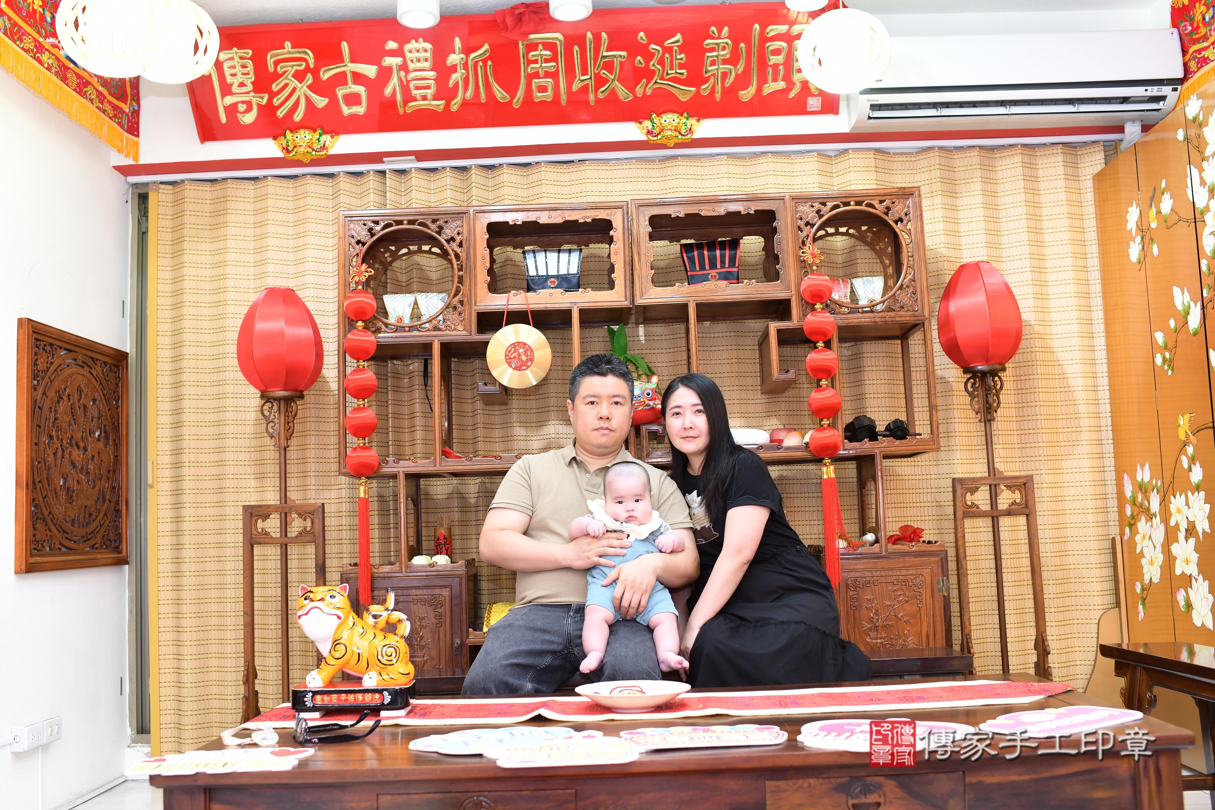 傳家手工印章台南店、抓周、度脺、中國風會場、傳家嬰兒古禮、吉祥話、抓周道具物品24種、拍照。抓周證書。寶寶抓周、滿周歲、生日快樂、祝福