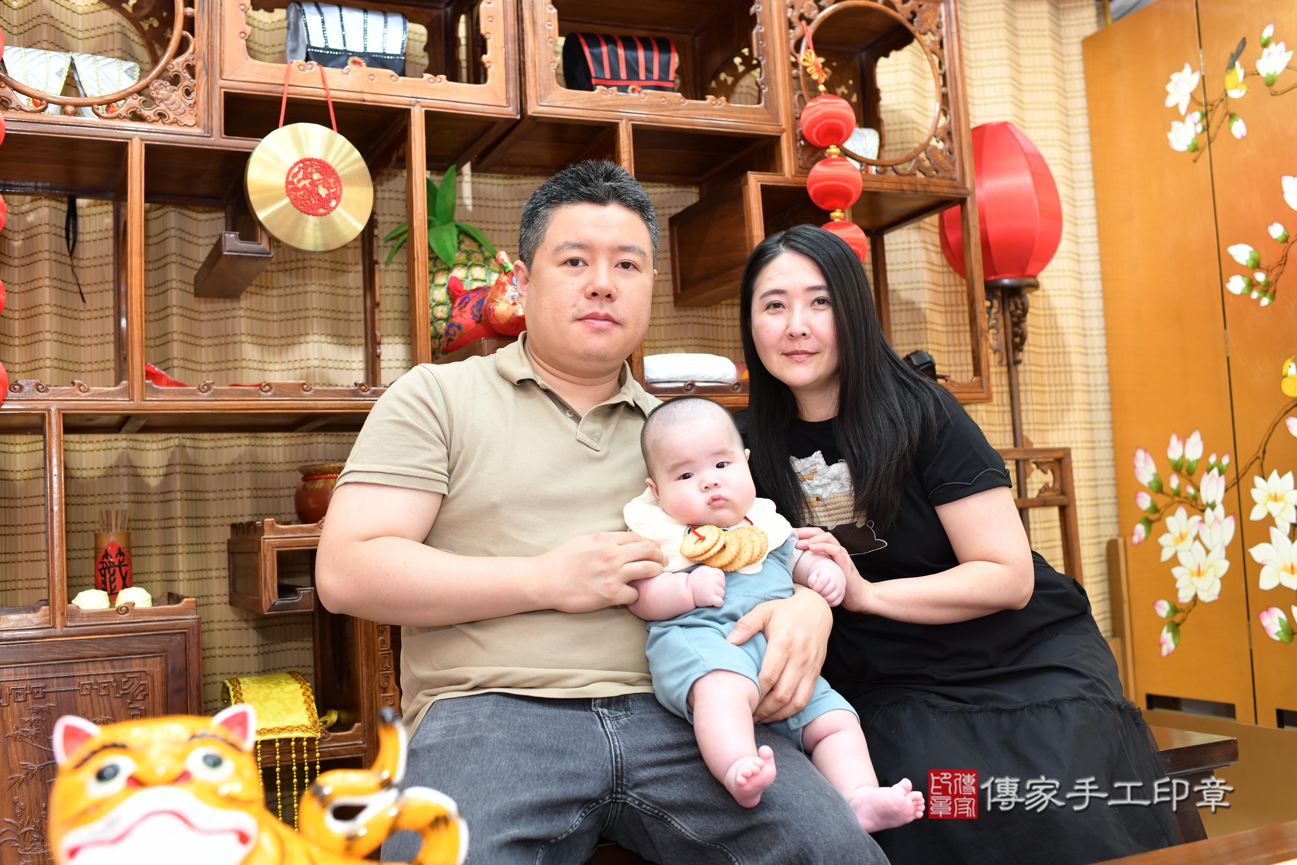 傳家手工印章台南店、抓周、度脺、中國風會場、傳家嬰兒古禮、吉祥話、抓周道具物品24種、拍照。抓周證書。寶寶抓周、滿周歲、生日快樂、祝福