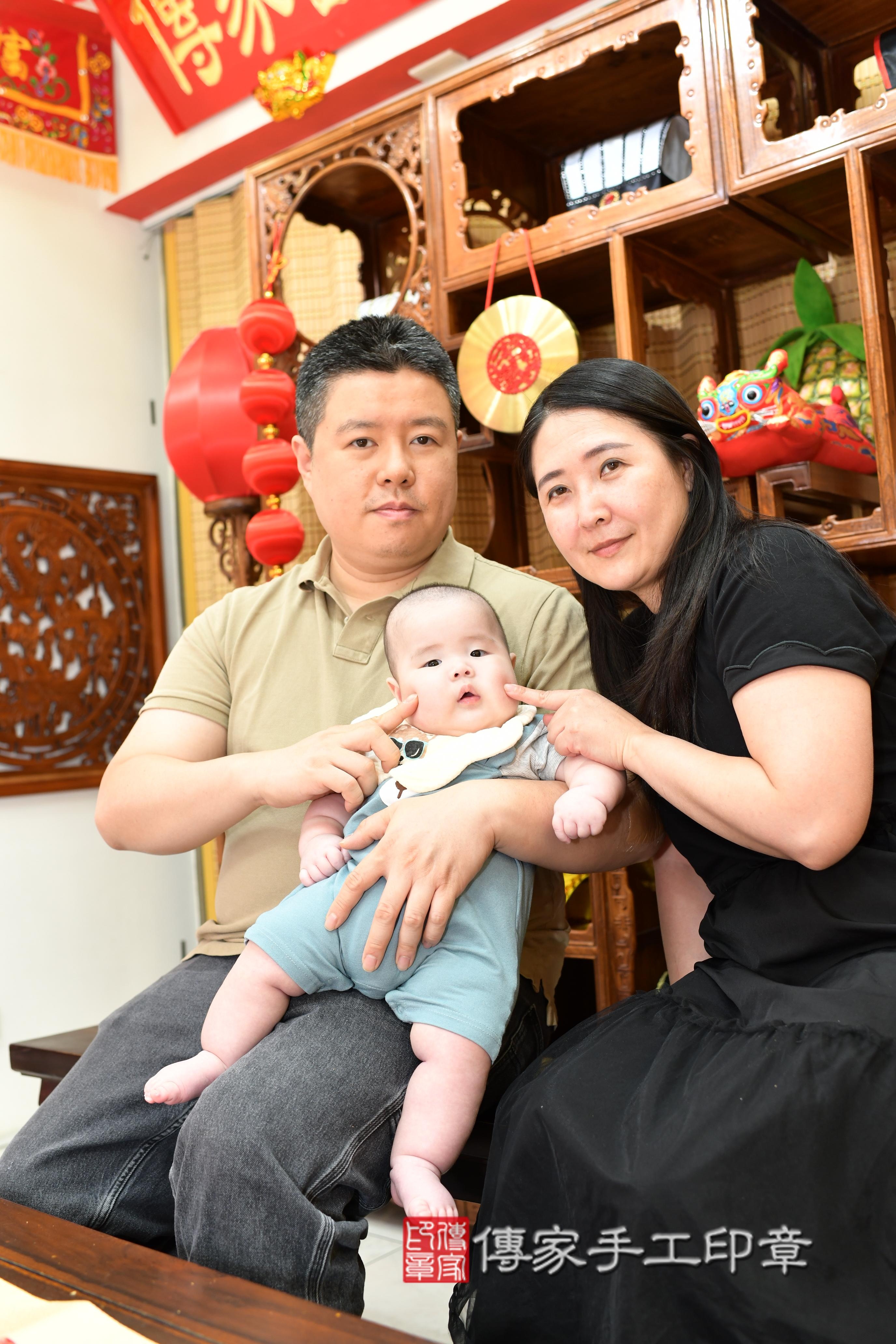 傳家手工印章台南店、抓周、度脺、中國風會場、傳家嬰兒古禮、吉祥話、抓周道具物品24種、拍照。抓周證書。寶寶抓周、滿周歲、生日快樂、祝福