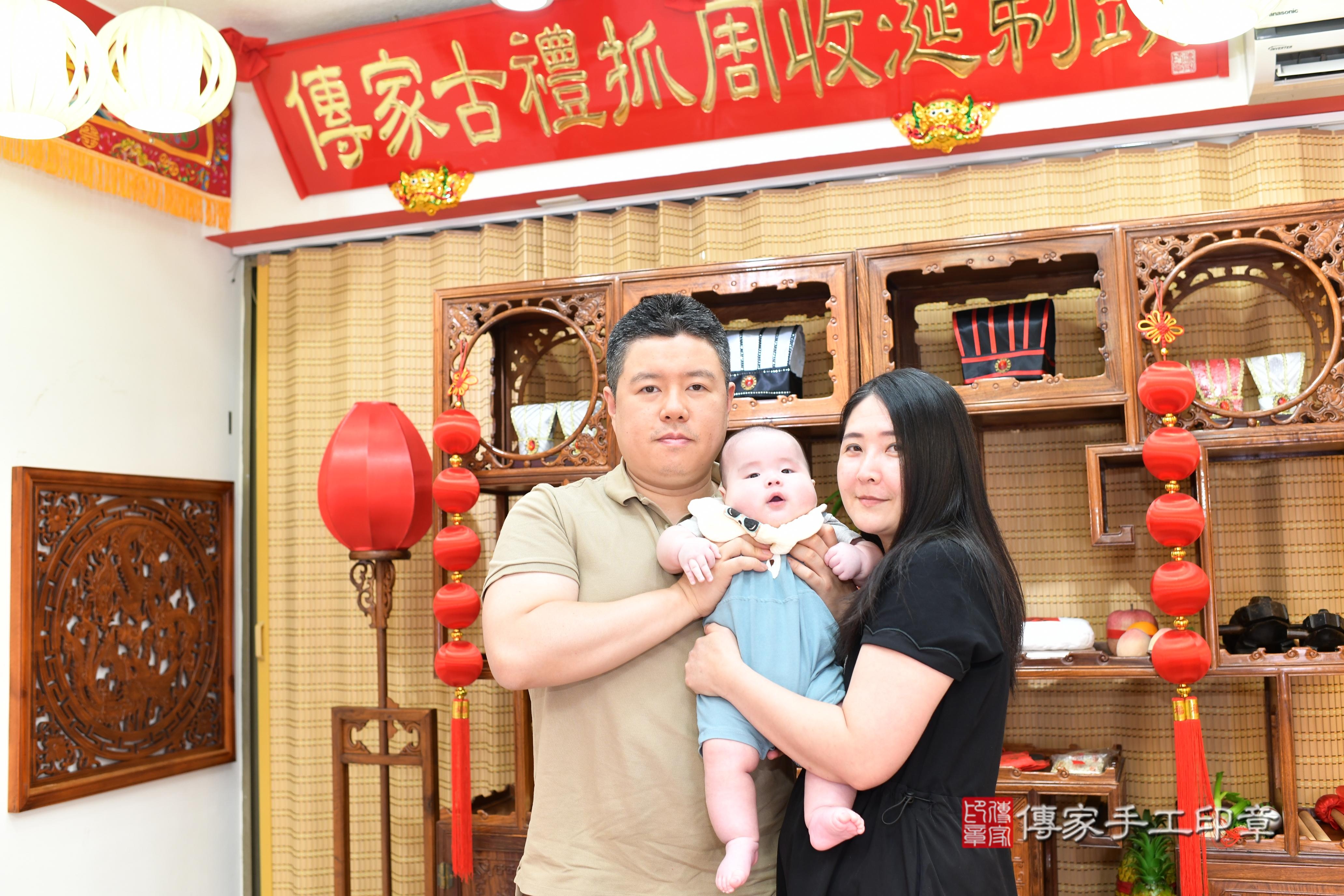 傳家手工印章台南店、抓周、度脺、中國風會場、傳家嬰兒古禮、吉祥話、抓周道具物品24種、拍照。抓周證書。寶寶抓周、滿周歲、生日快樂、祝福