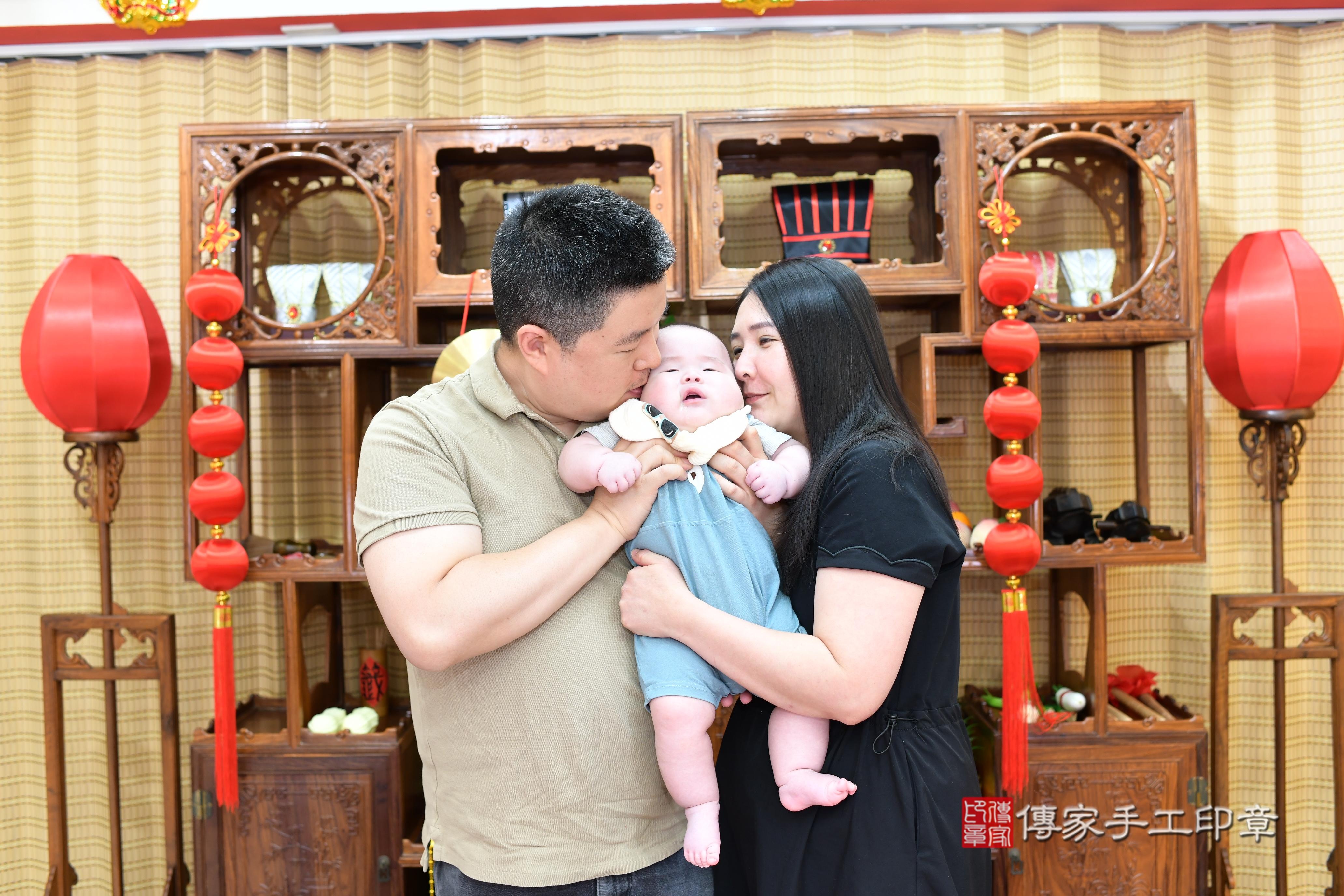 傳家手工印章台南店、抓周、度脺、中國風會場、傳家嬰兒古禮、吉祥話、抓周道具物品24種、拍照。抓周證書。寶寶抓周、滿周歲、生日快樂、祝福