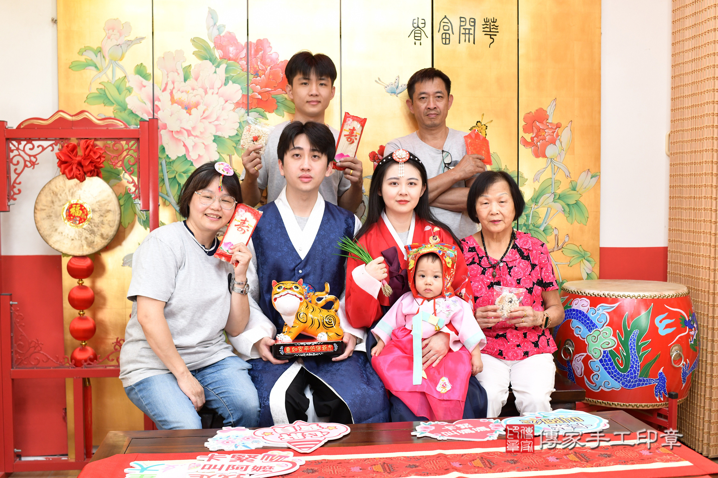 台北市大同區妘妘寶寶抓周推薦：傳家台北店抓周度脺中國風會場，嬰兒古禮抓周流程儀式吉祥話、抓周道具物品24種、拍照。抓周證書。2025.6.22，照片17