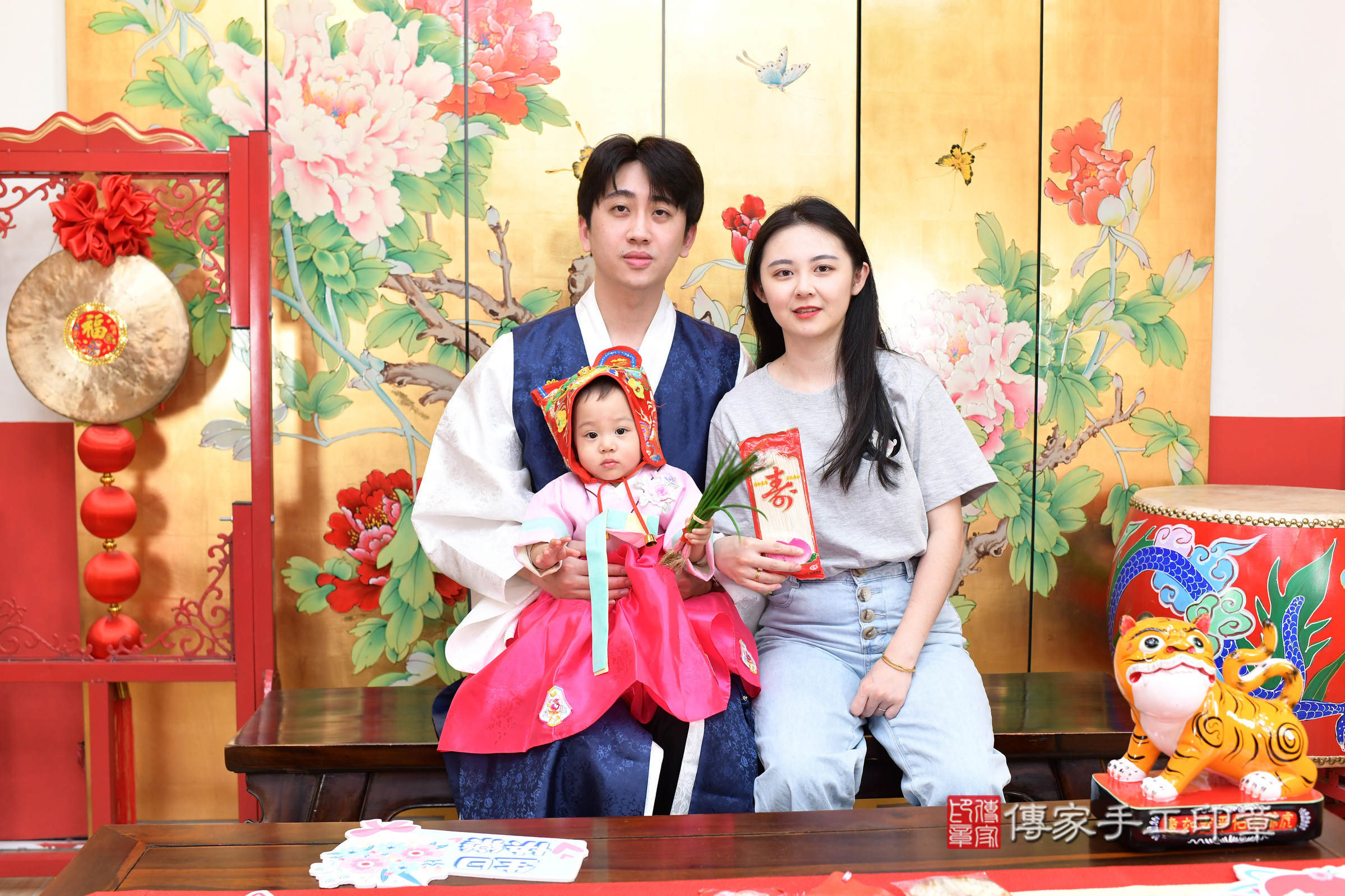 台北市大同區妘妘寶寶抓周推薦：傳家台北店抓周度脺中國風會場，嬰兒古禮抓周流程儀式吉祥話、抓周道具物品24種、拍照。抓周證書。2025.6.22，照片13
