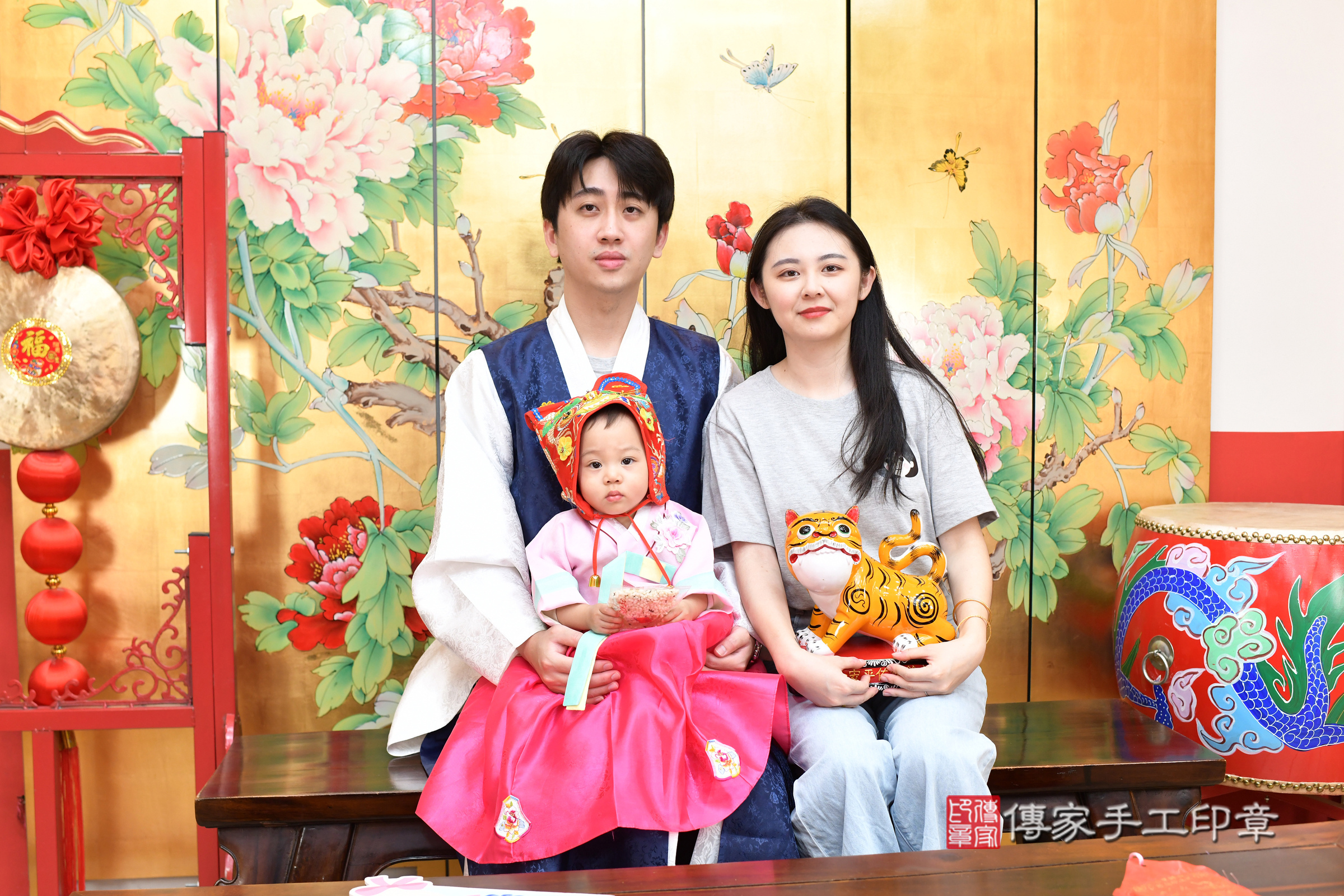 台北市大同區妘妘寶寶抓周推薦：傳家台北店抓周度脺中國風會場，嬰兒古禮抓周流程儀式吉祥話、抓周道具物品24種、拍照。抓周證書。2025.6.22，照片11