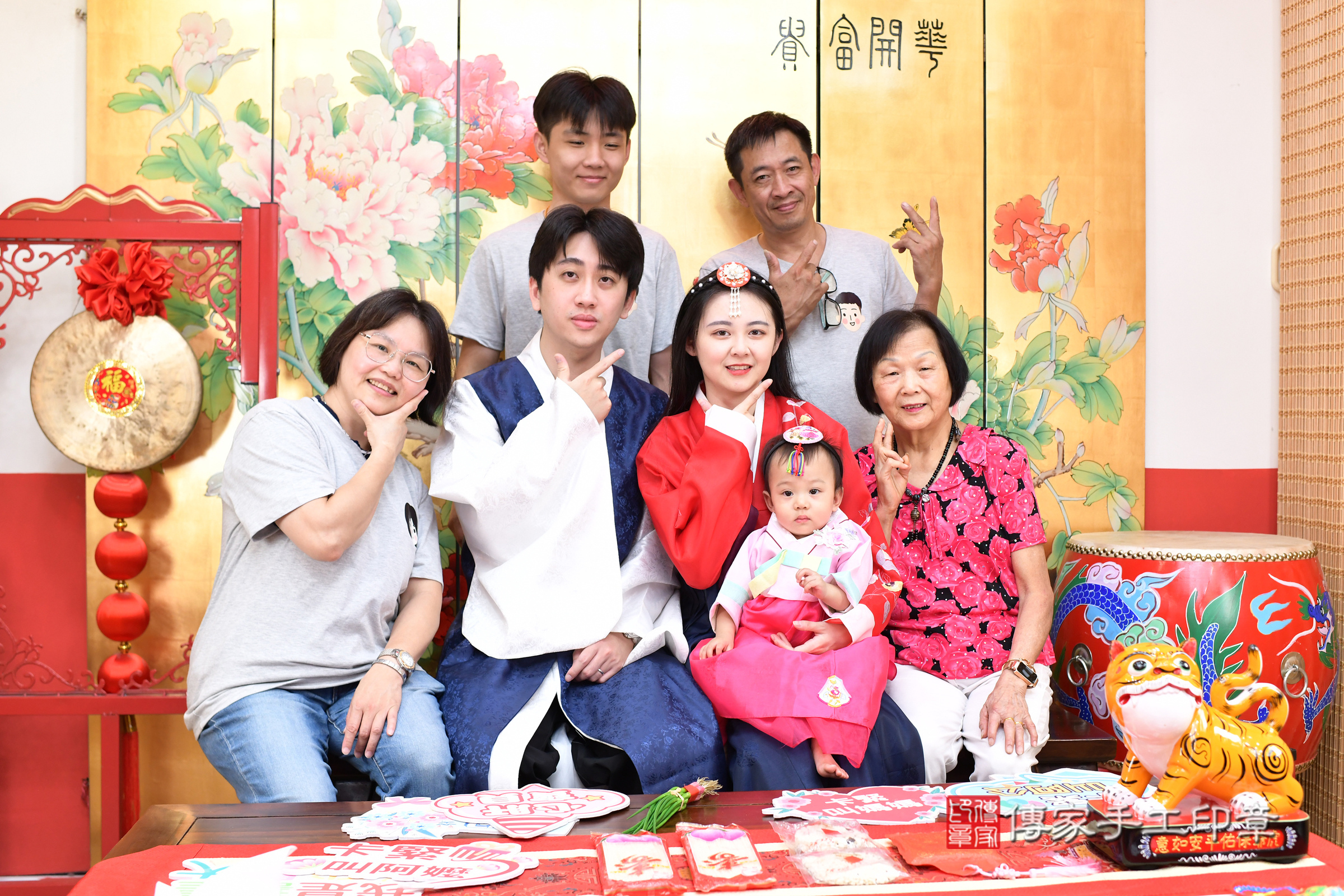 台北市大同區妘妘寶寶抓周推薦：傳家台北店抓周度脺中國風會場，嬰兒古禮抓周流程儀式吉祥話、抓周道具物品24種、拍照。抓周證書。2025.6.22，照片15
