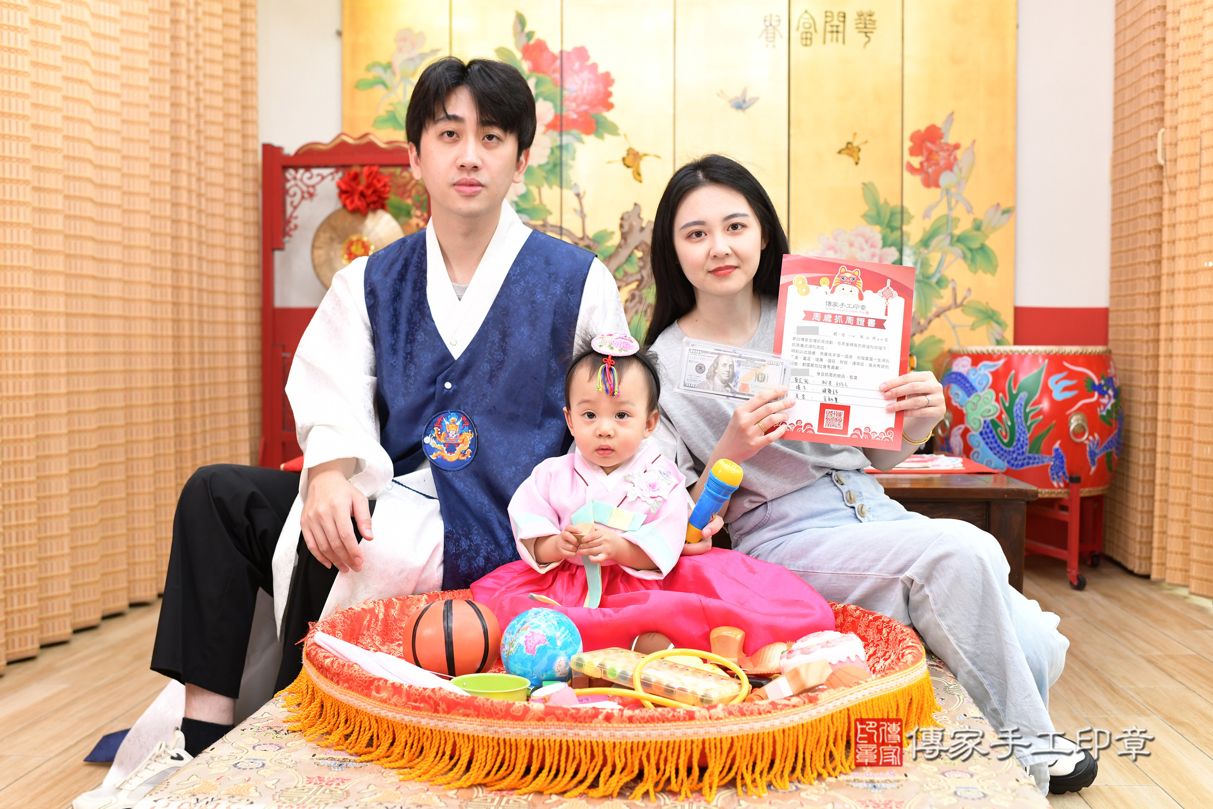 台北市大同區妘妘寶寶抓周推薦：傳家台北店抓周度脺中國風會場，嬰兒古禮抓周流程儀式吉祥話、抓周道具物品24種、拍照。抓周證書。2025.6.22，照片18