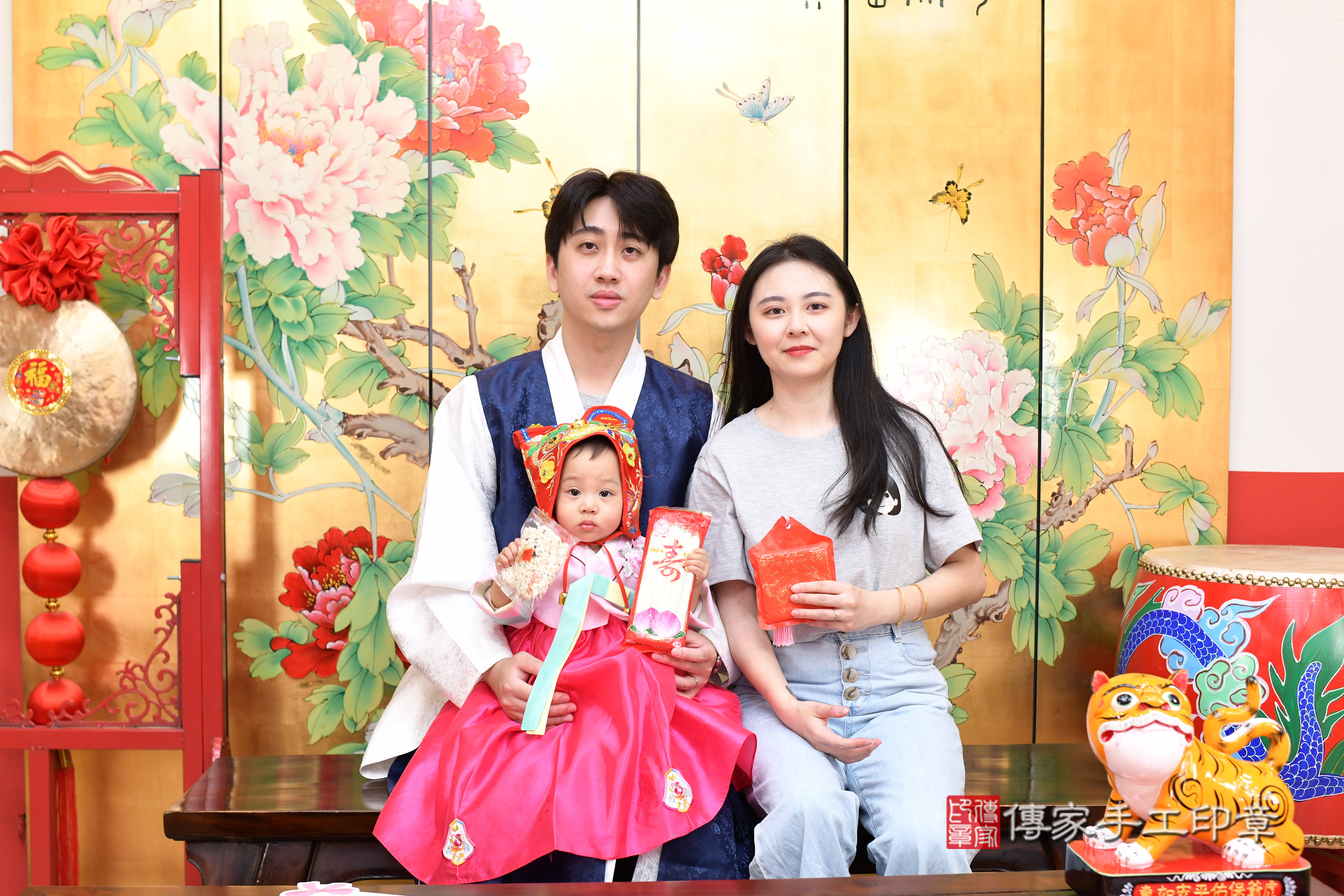 台北市大同區妘妘寶寶抓周推薦：傳家台北店抓周度脺中國風會場，嬰兒古禮抓周流程儀式吉祥話、抓周道具物品24種、拍照。抓周證書。2025.6.22，照片12