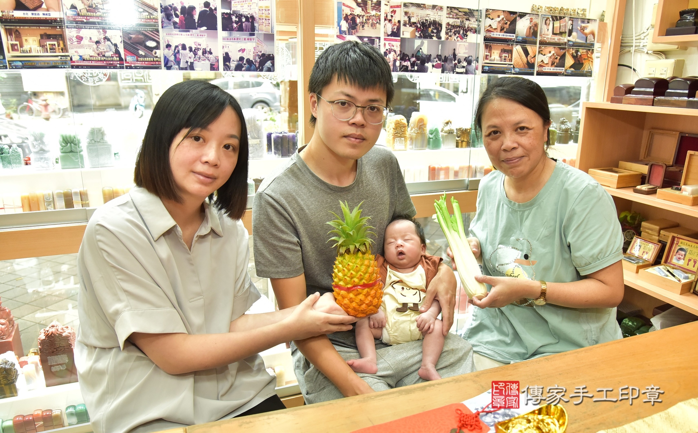 鈞鈞寶寶(新北市永和區嬰兒寶寶滿月剃頭理髮、嬰兒剃胎毛儀式吉祥話)。中國風會場，爸媽寶貝穿「日中韓」古裝禮服。專業拍照、證書。★購買「臍帶章、肚臍章、胎毛筆刷印章」贈送：剃頭、收涎、抓周，三選一。2025.6.25，照片15