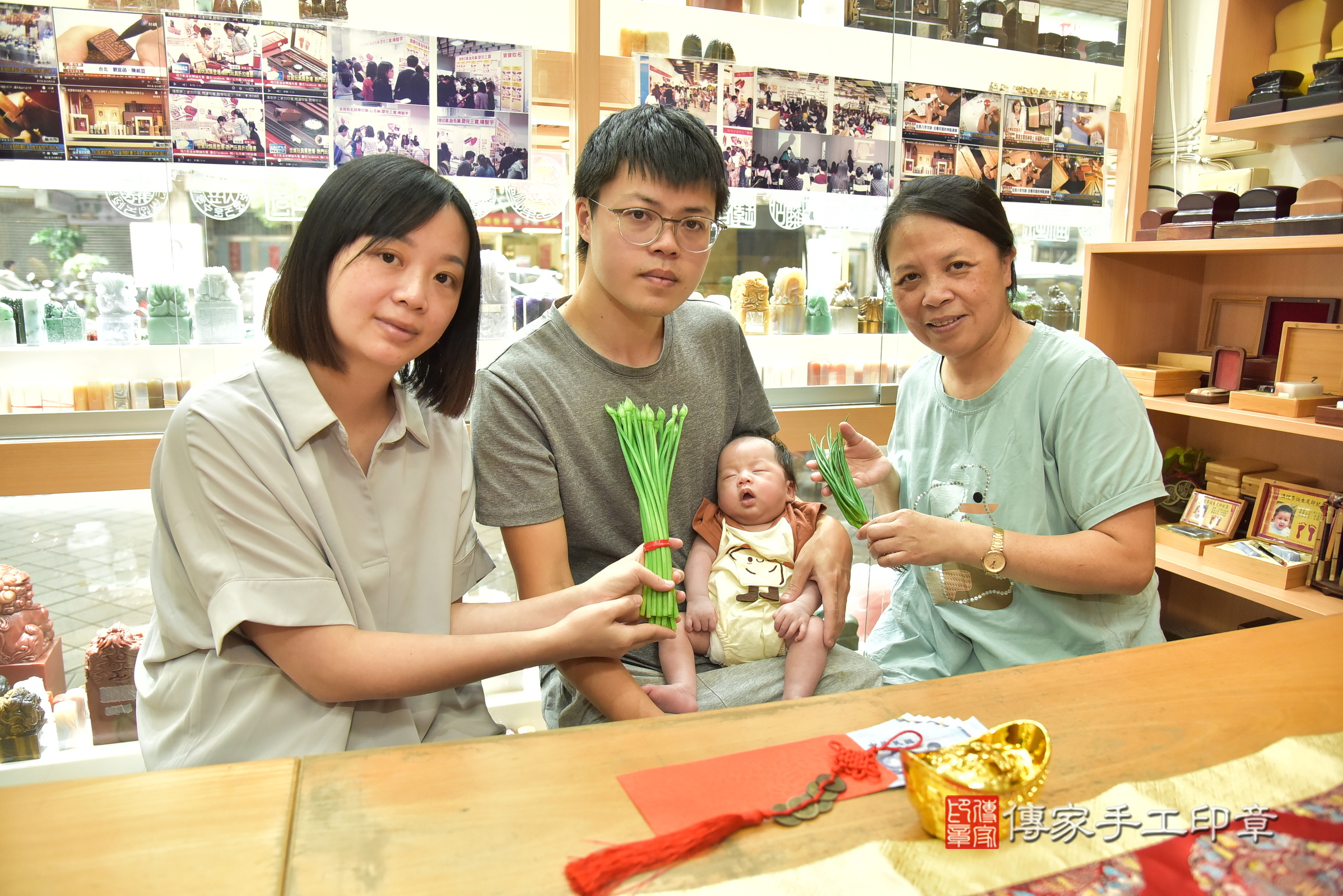 鈞鈞寶寶(新北市永和區嬰兒寶寶滿月剃頭理髮、嬰兒剃胎毛儀式吉祥話)。中國風會場，爸媽寶貝穿「日中韓」古裝禮服。專業拍照、證書。★購買「臍帶章、肚臍章、胎毛筆刷印章」贈送：剃頭、收涎、抓周，三選一。2025.6.25，照片13