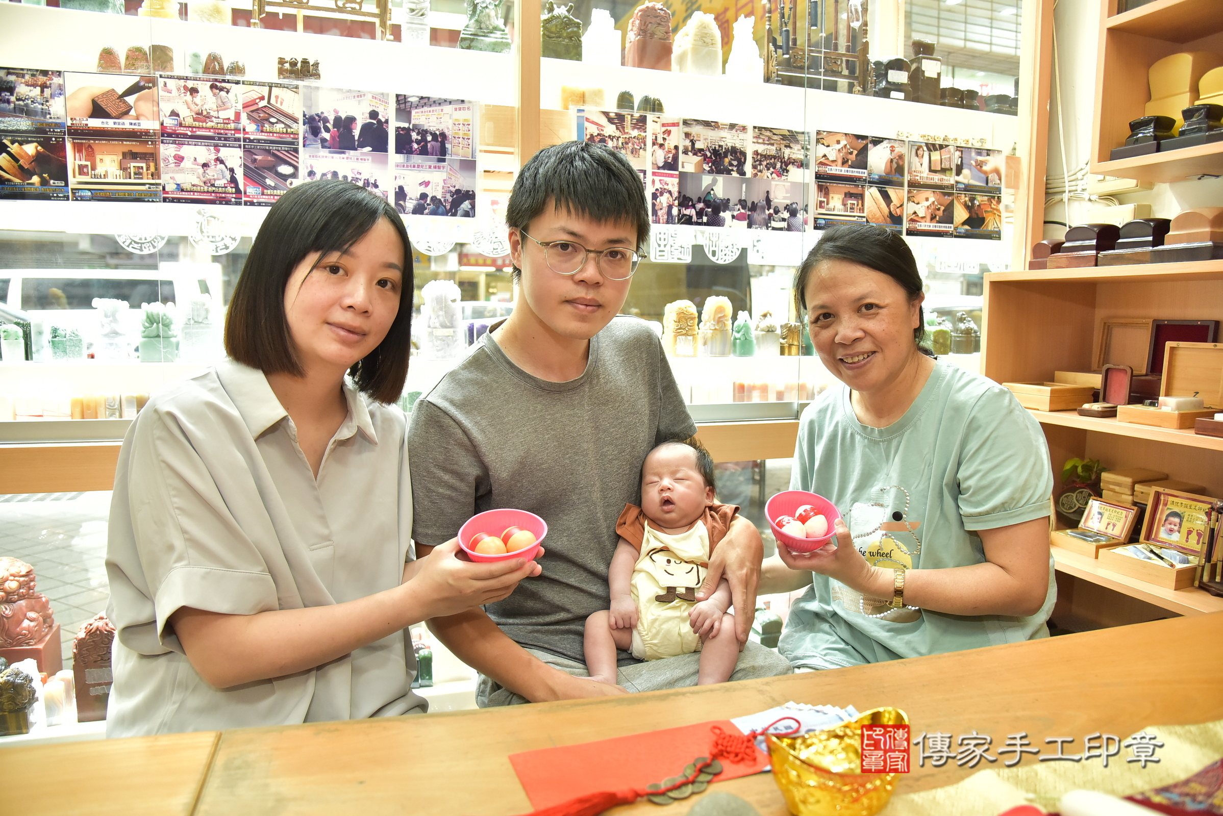 鈞鈞寶寶(新北市永和區嬰兒寶寶滿月剃頭理髮、嬰兒剃胎毛儀式吉祥話)。中國風會場，爸媽寶貝穿「日中韓」古裝禮服。專業拍照、證書。★購買「臍帶章、肚臍章、胎毛筆刷印章」贈送：剃頭、收涎、抓周，三選一。2025.6.25，照片4
