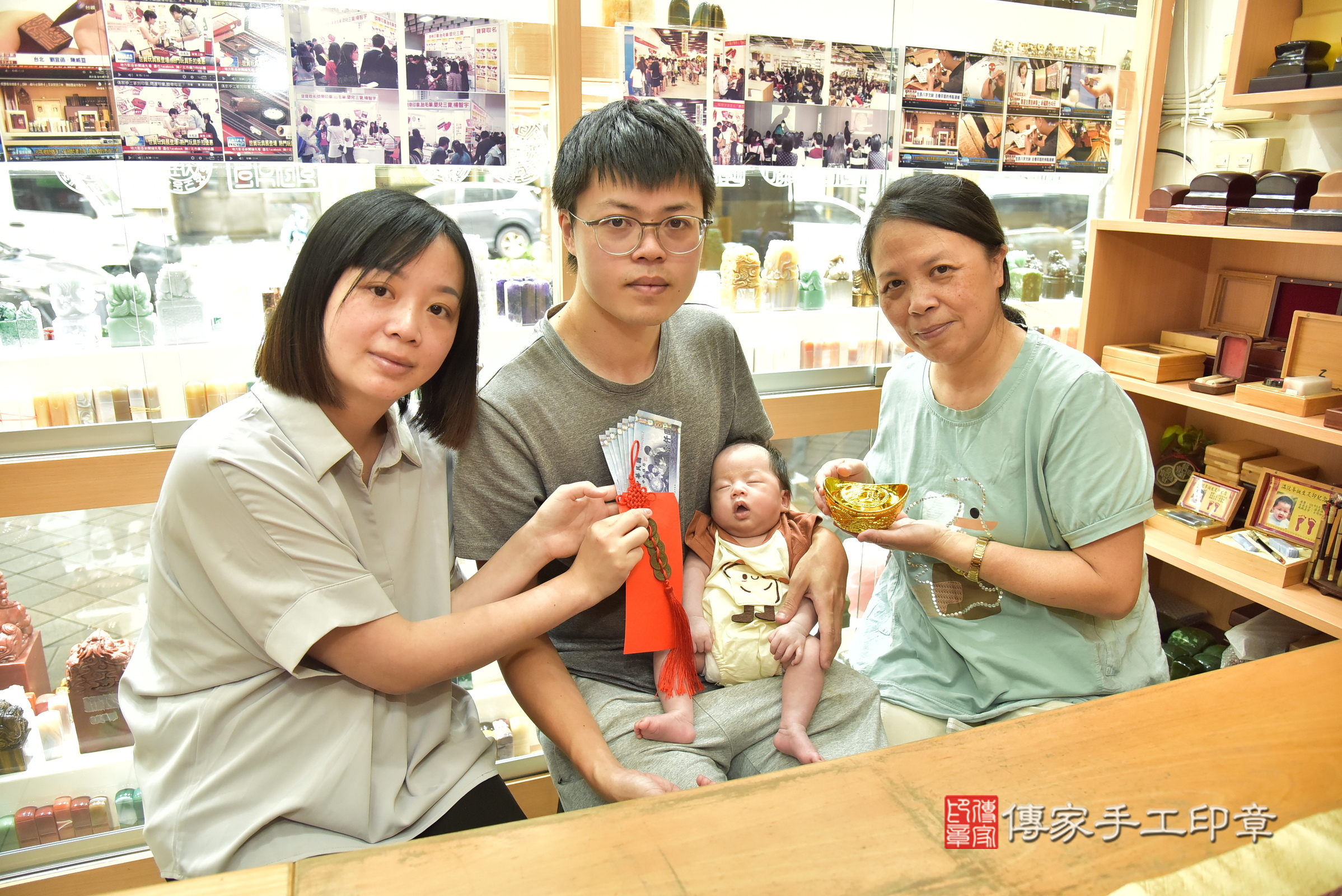 鈞鈞寶寶(新北市永和區嬰兒寶寶滿月剃頭理髮、嬰兒剃胎毛儀式吉祥話)。中國風會場，爸媽寶貝穿「日中韓」古裝禮服。專業拍照、證書。★購買「臍帶章、肚臍章、胎毛筆刷印章」贈送：剃頭、收涎、抓周，三選一。2025.6.25，照片17