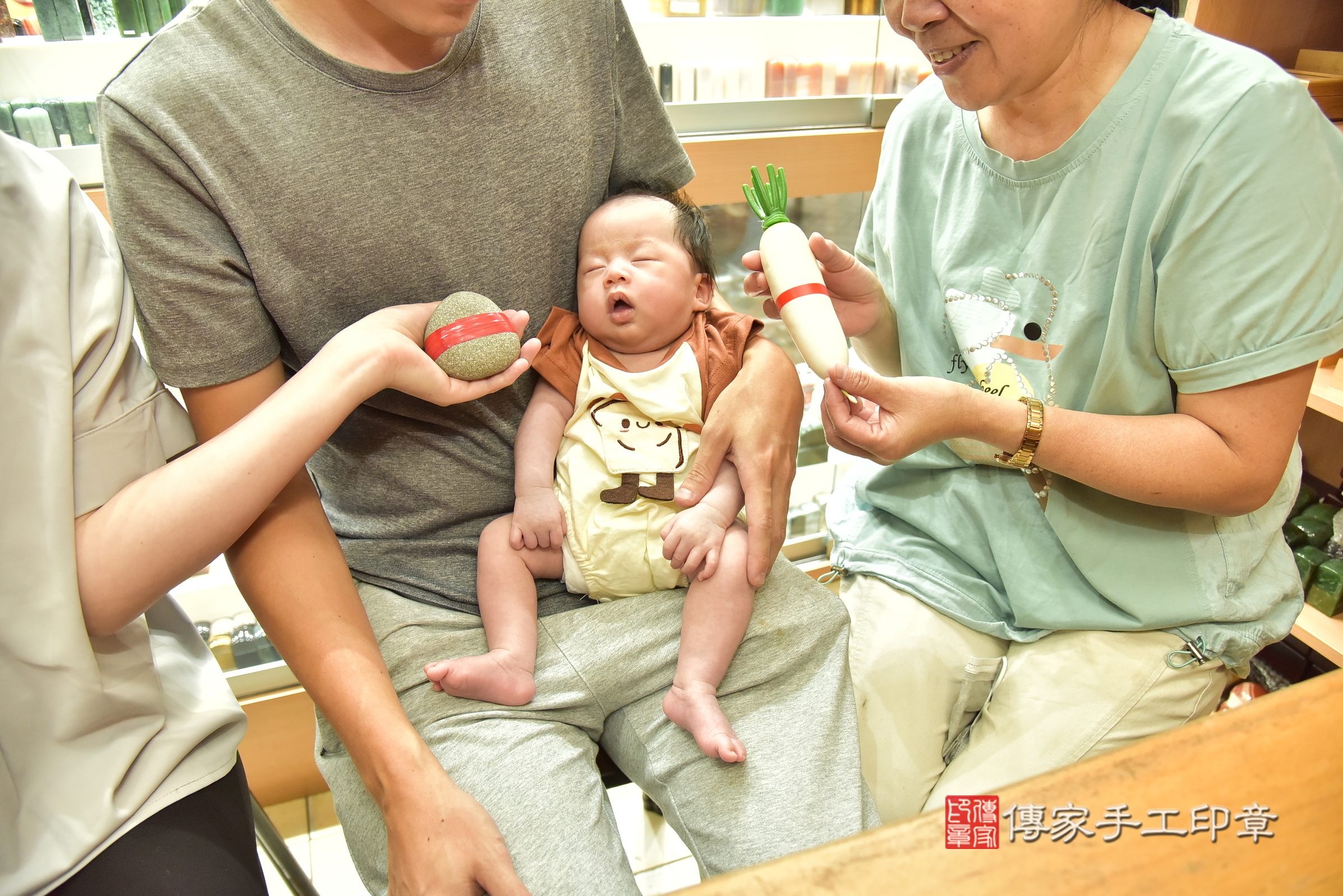 鈞鈞寶寶(新北市永和區嬰兒寶寶滿月剃頭理髮、嬰兒剃胎毛儀式吉祥話)。中國風會場，爸媽寶貝穿「日中韓」古裝禮服。專業拍照、證書。★購買「臍帶章、肚臍章、胎毛筆刷印章」贈送：剃頭、收涎、抓周，三選一。2025.6.25，照片8