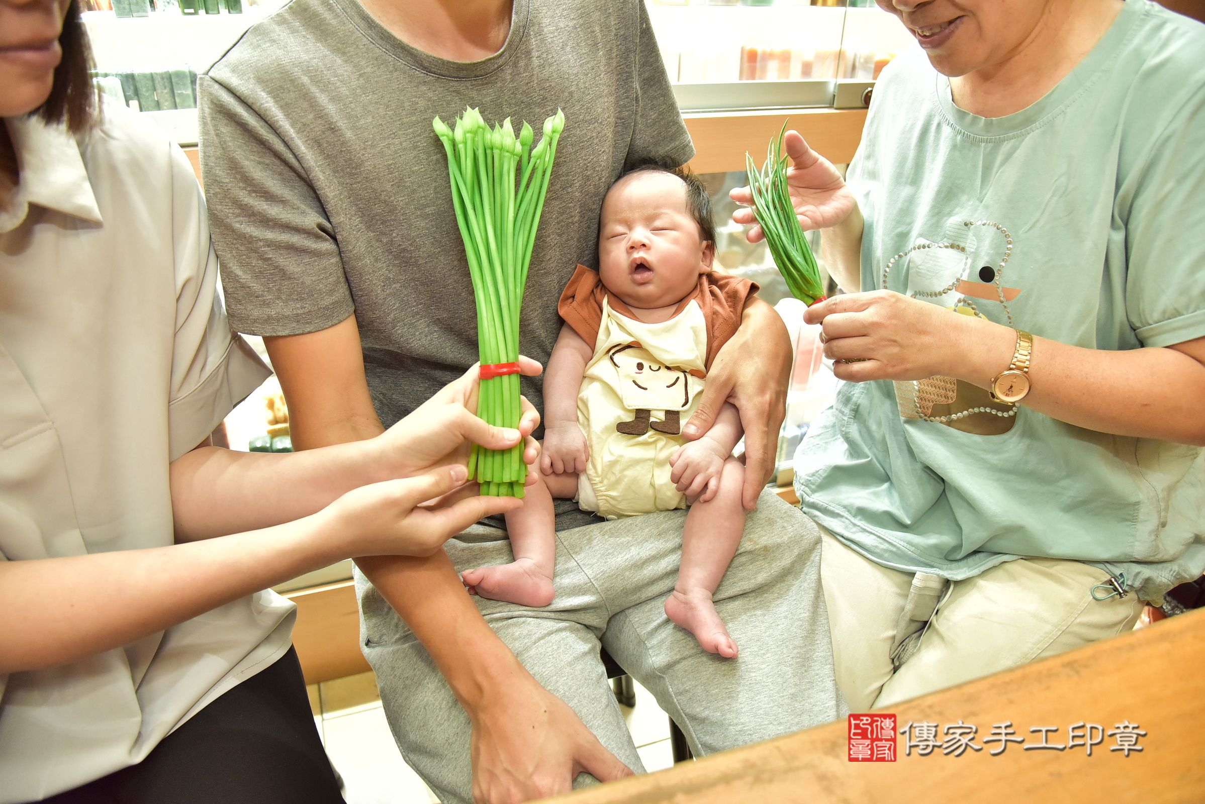 鈞鈞寶寶(新北市永和區嬰兒寶寶滿月剃頭理髮、嬰兒剃胎毛儀式吉祥話)。中國風會場，爸媽寶貝穿「日中韓」古裝禮服。專業拍照、證書。★購買「臍帶章、肚臍章、胎毛筆刷印章」贈送：剃頭、收涎、抓周，三選一。2025.6.25，照片12