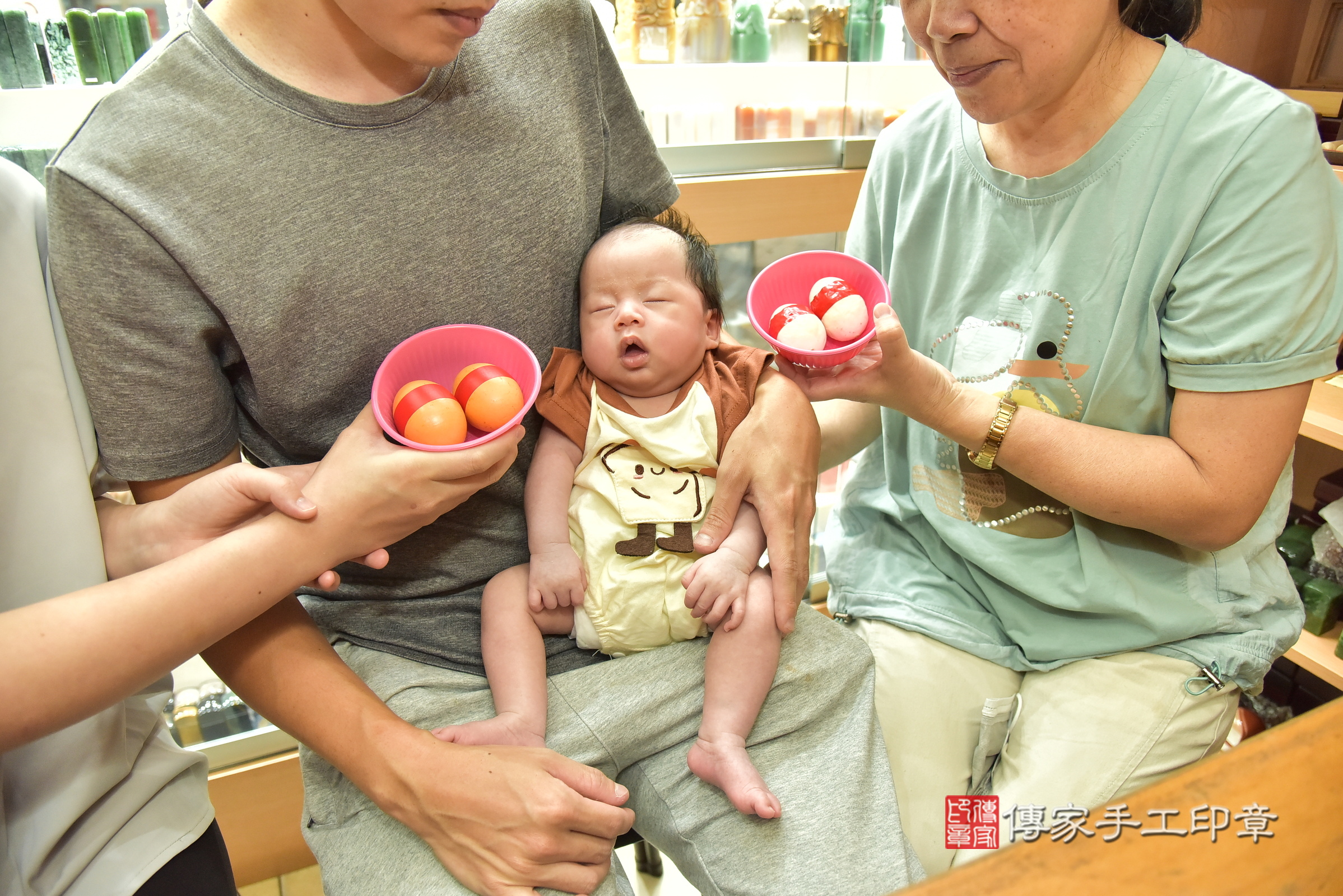 鈞鈞寶寶(新北市永和區嬰兒寶寶滿月剃頭理髮、嬰兒剃胎毛儀式吉祥話)。中國風會場，爸媽寶貝穿「日中韓」古裝禮服。專業拍照、證書。★購買「臍帶章、肚臍章、胎毛筆刷印章」贈送：剃頭、收涎、抓周，三選一。2025.6.25，照片5