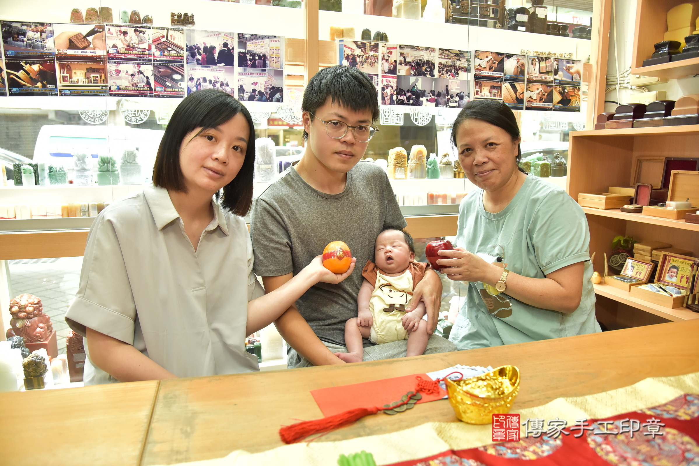 鈞鈞寶寶(新北市永和區嬰兒寶寶滿月剃頭理髮、嬰兒剃胎毛儀式吉祥話)。中國風會場，爸媽寶貝穿「日中韓」古裝禮服。專業拍照、證書。★購買「臍帶章、肚臍章、胎毛筆刷印章」贈送：剃頭、收涎、抓周，三選一。2025.6.25，照片11