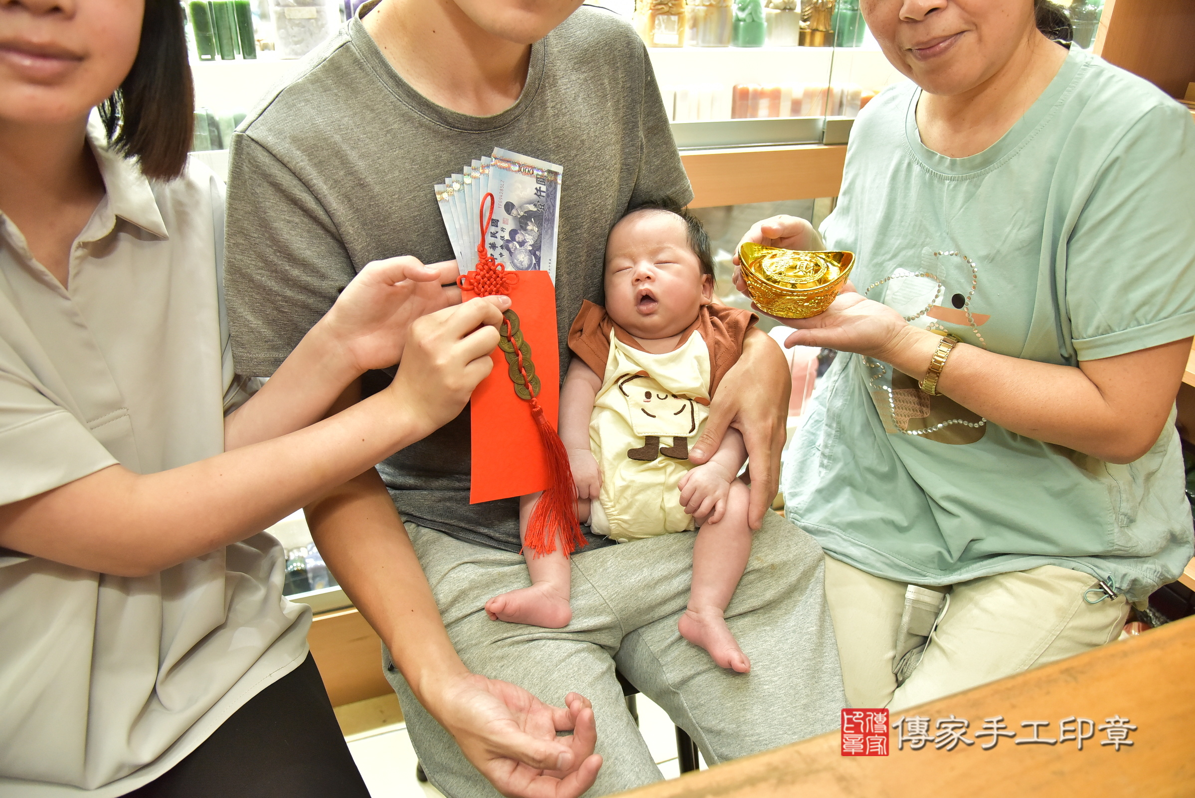 鈞鈞寶寶(新北市永和區嬰兒寶寶滿月剃頭理髮、嬰兒剃胎毛儀式吉祥話)。中國風會場，爸媽寶貝穿「日中韓」古裝禮服。專業拍照、證書。★購買「臍帶章、肚臍章、胎毛筆刷印章」贈送：剃頭、收涎、抓周，三選一。2025.6.25，照片16