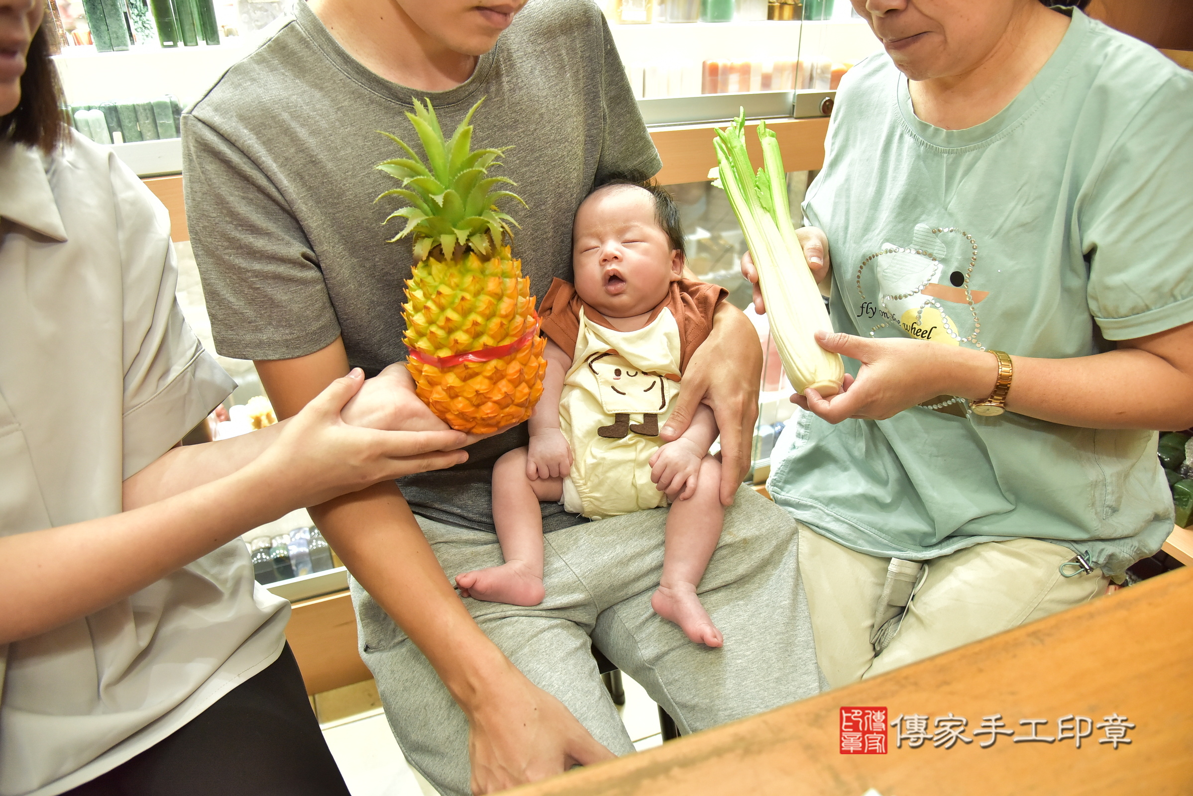 鈞鈞寶寶(新北市永和區嬰兒寶寶滿月剃頭理髮、嬰兒剃胎毛儀式吉祥話)。中國風會場，爸媽寶貝穿「日中韓」古裝禮服。專業拍照、證書。★購買「臍帶章、肚臍章、胎毛筆刷印章」贈送：剃頭、收涎、抓周，三選一。2025.6.25，照片14