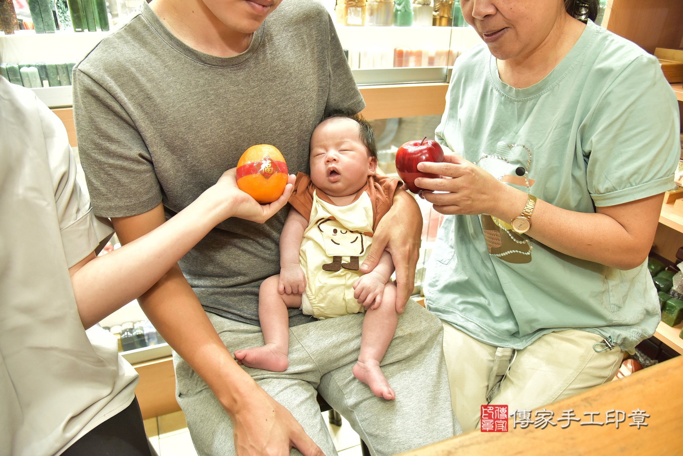 鈞鈞寶寶(新北市永和區嬰兒寶寶滿月剃頭理髮、嬰兒剃胎毛儀式吉祥話)。中國風會場，爸媽寶貝穿「日中韓」古裝禮服。專業拍照、證書。★購買「臍帶章、肚臍章、胎毛筆刷印章」贈送：剃頭、收涎、抓周，三選一。2025.6.25，照片10