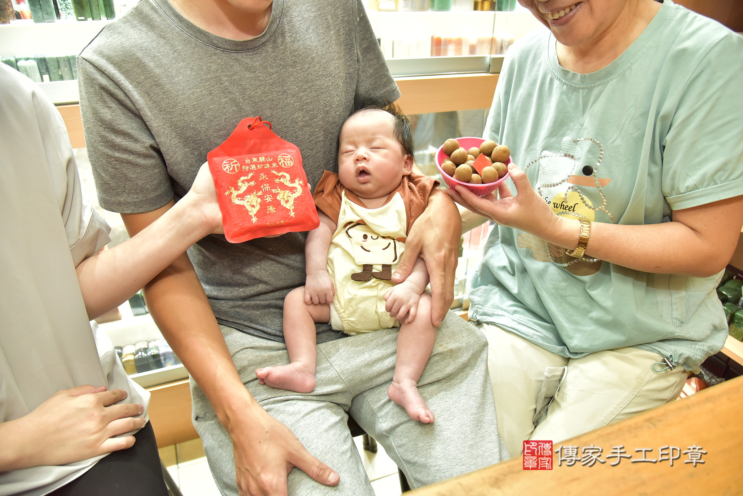 鈞鈞寶寶(新北市永和區嬰兒寶寶滿月剃頭理髮、嬰兒剃胎毛儀式吉祥話)。中國風會場，爸媽寶貝穿「日中韓」古裝禮服。專業拍照、證書。★購買「臍帶章、肚臍章、胎毛筆刷印章」贈送：剃頭、收涎、抓周，三選一。2025.6.25，照片6