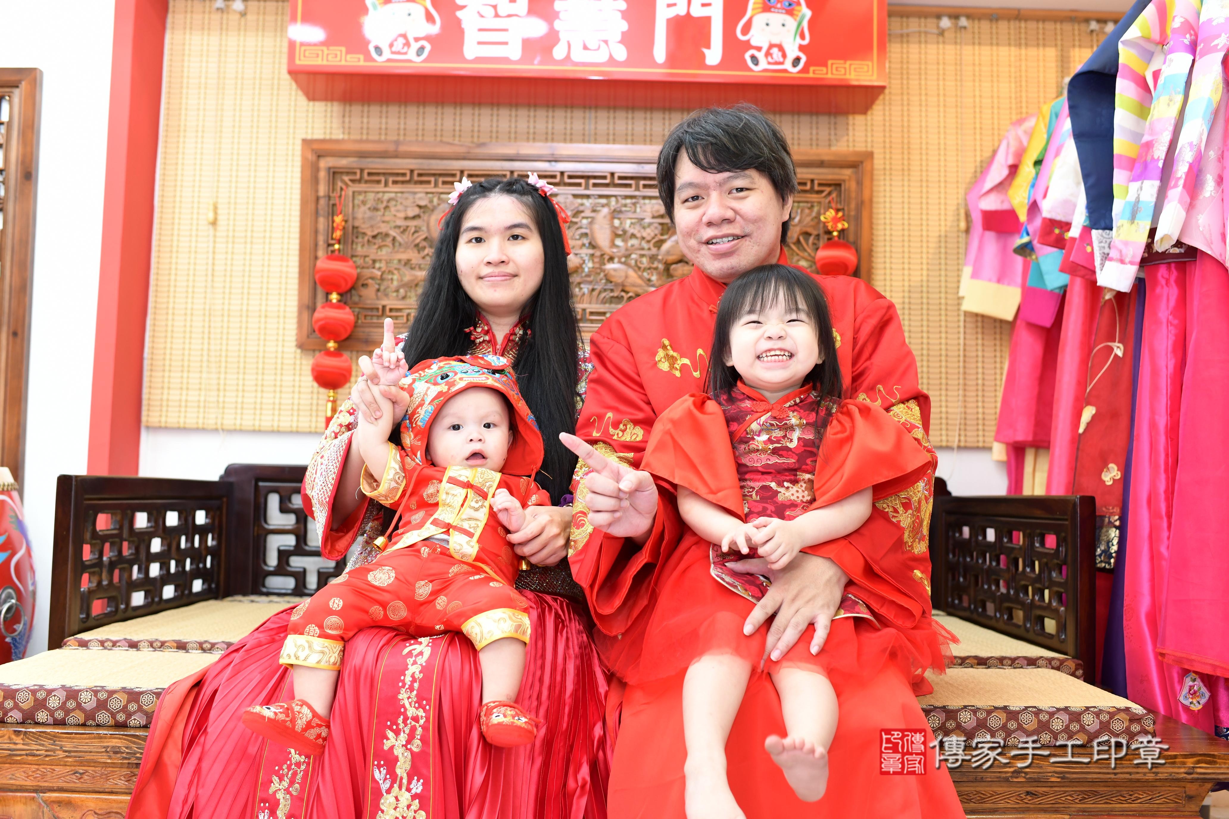 傳家手工印章台南店、抓周、度脺、中國風會場、傳家嬰兒古禮、吉祥話、抓周道具物品24種、拍照。抓周證書。寶寶抓周、滿周歲、生日快樂、祝福