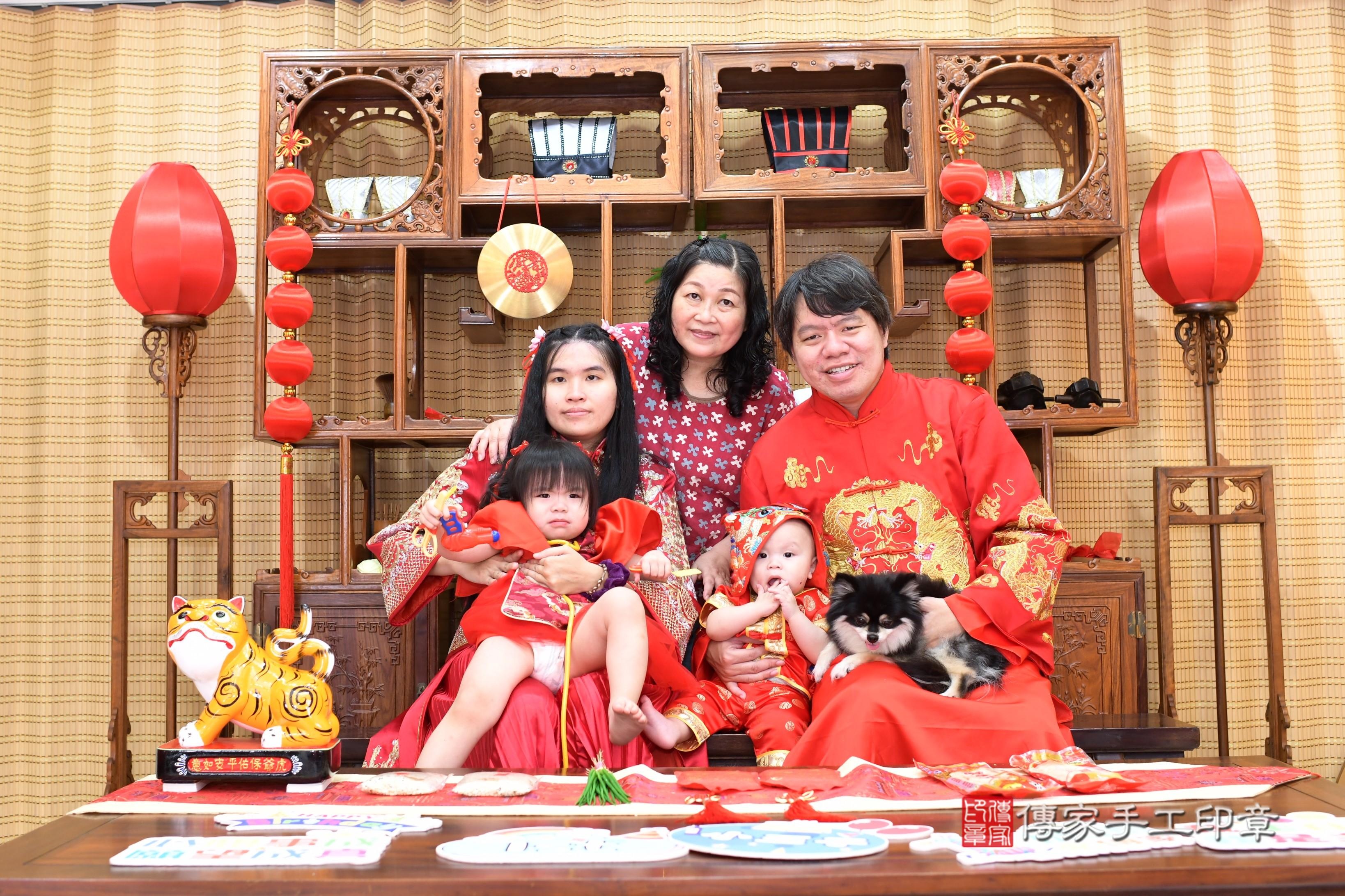 傳家手工印章台南店、抓周、度脺、中國風會場、傳家嬰兒古禮、吉祥話、抓周道具物品24種、拍照。抓周證書。寶寶抓周、滿周歲、生日快樂、祝福