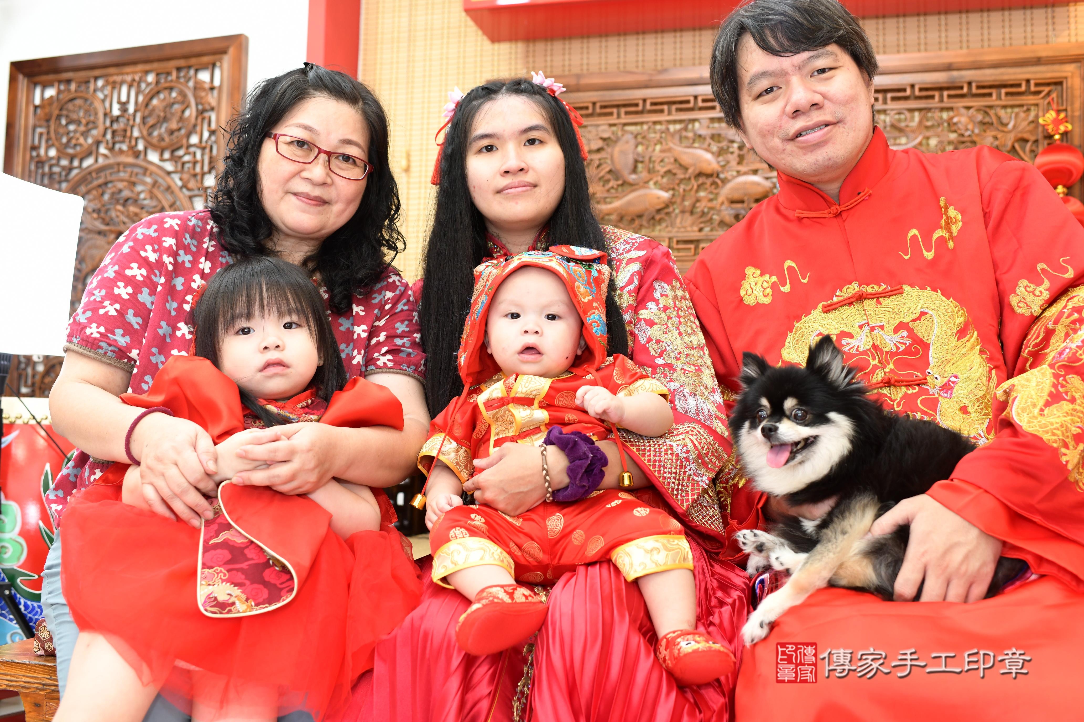 傳家手工印章台南店、抓周、度脺、中國風會場、傳家嬰兒古禮、吉祥話、抓周道具物品24種、拍照。抓周證書。寶寶抓周、滿周歲、生日快樂、祝福