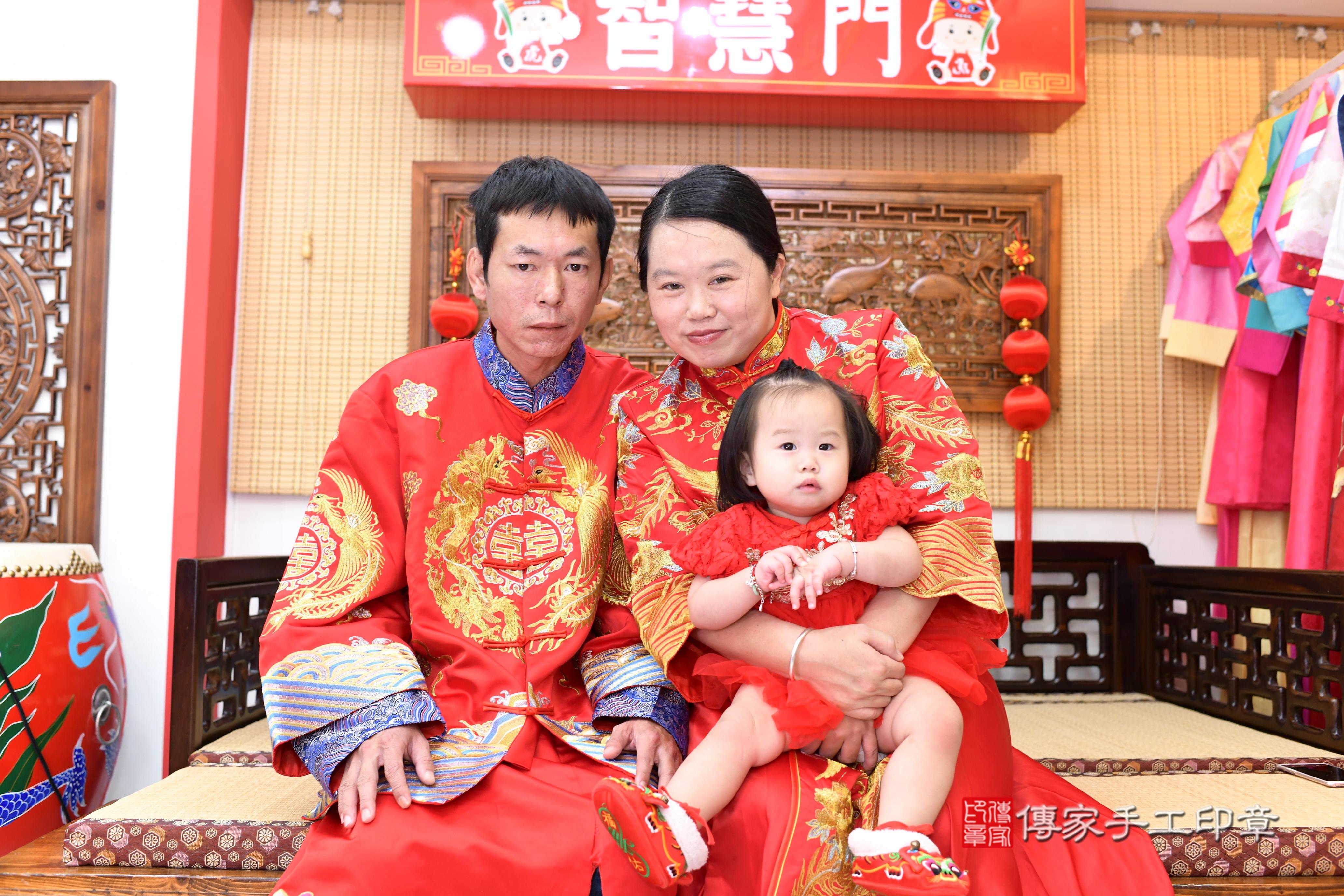 傳家手工印章台南店、抓周、度脺、中國風會場、傳家嬰兒古禮、吉祥話、抓周道具物品24種、拍照。抓周證書。寶寶抓周、滿周歲、生日快樂、祝福