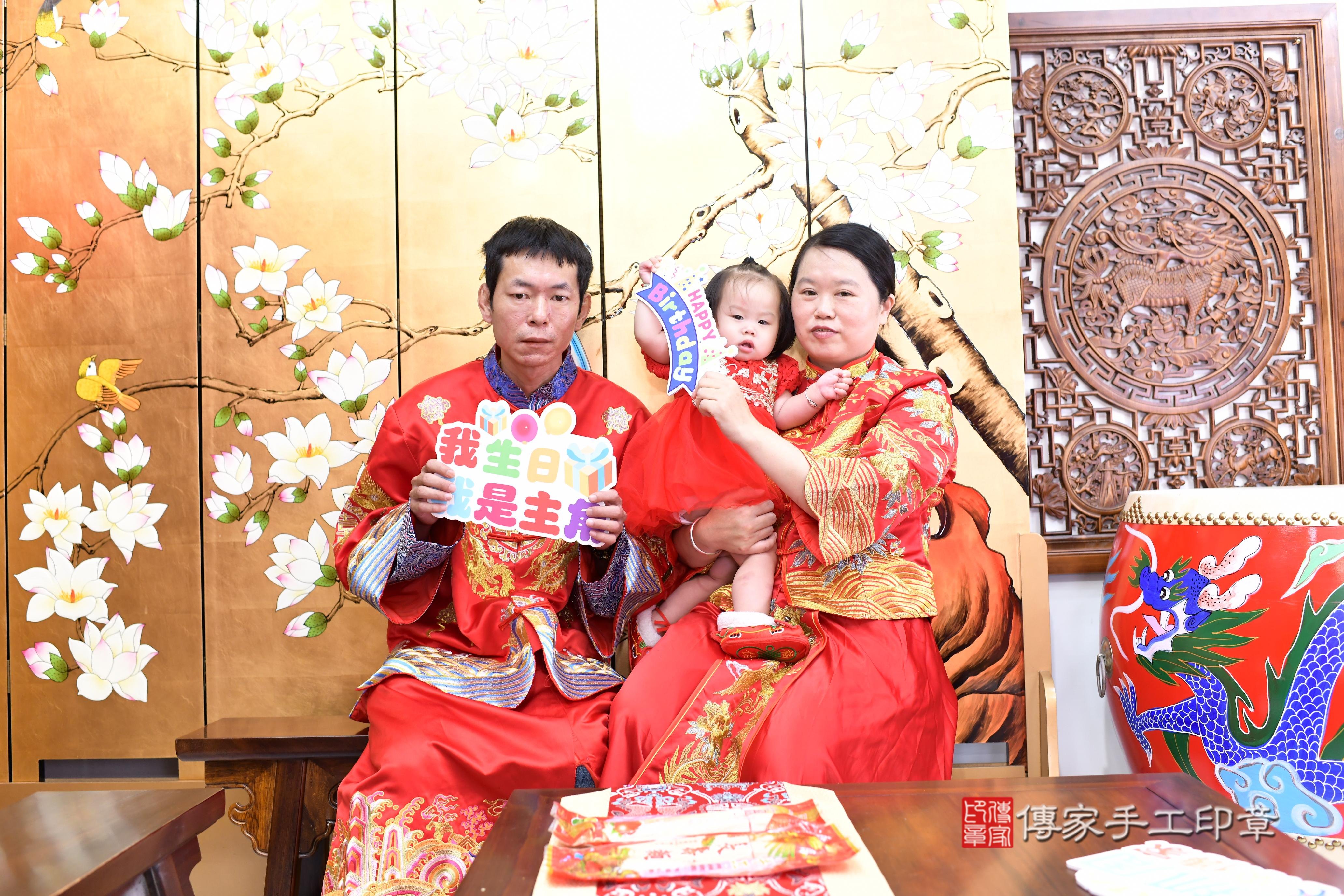 傳家手工印章台南店、抓周、度脺、中國風會場、傳家嬰兒古禮、吉祥話、抓周道具物品24種、拍照。抓周證書。寶寶抓周、滿周歲、生日快樂、祝福