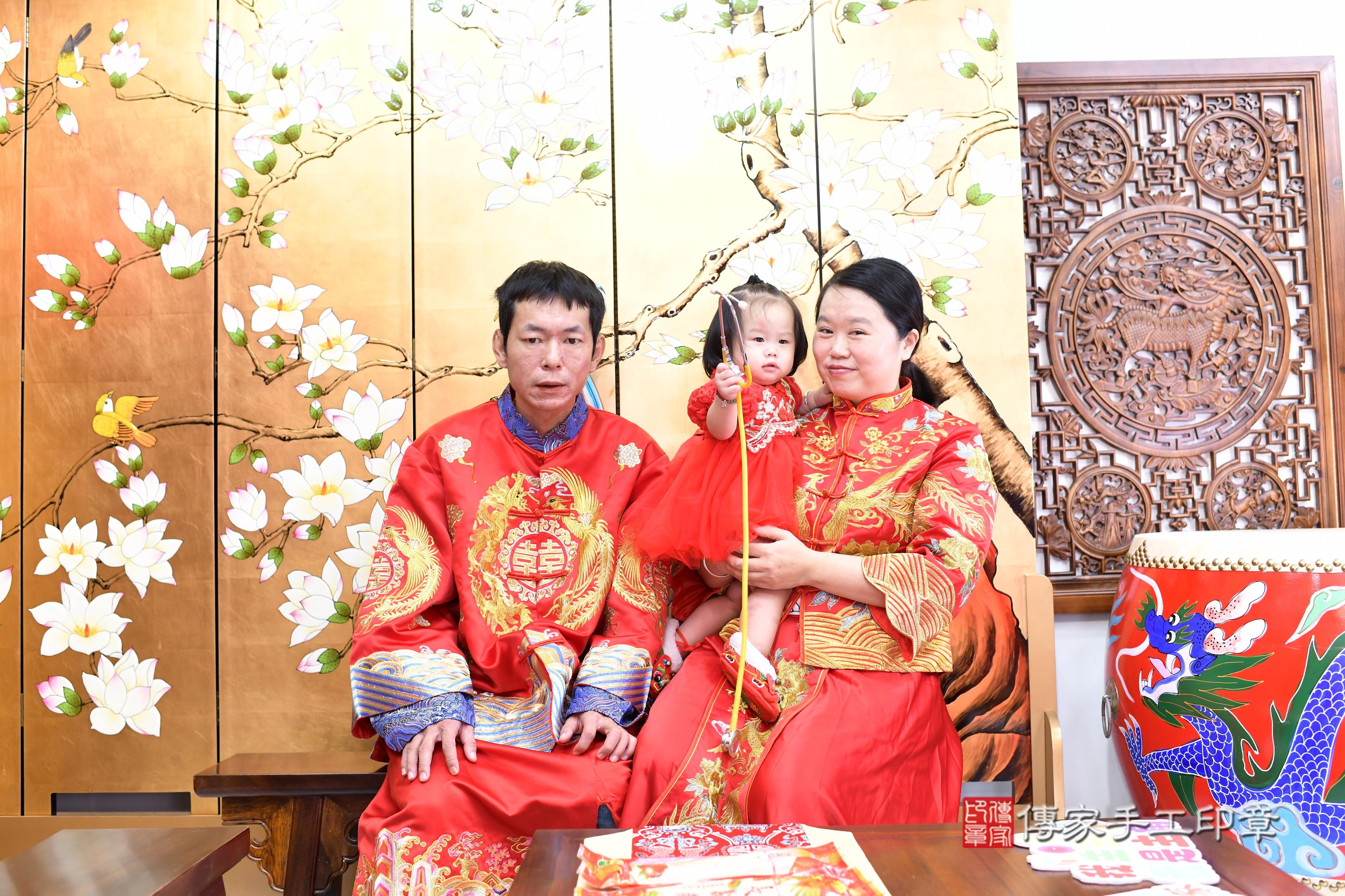 傳家手工印章台南店、抓周、度脺、中國風會場、傳家嬰兒古禮、吉祥話、抓周道具物品24種、拍照。抓周證書。寶寶抓周、滿周歲、生日快樂、祝福