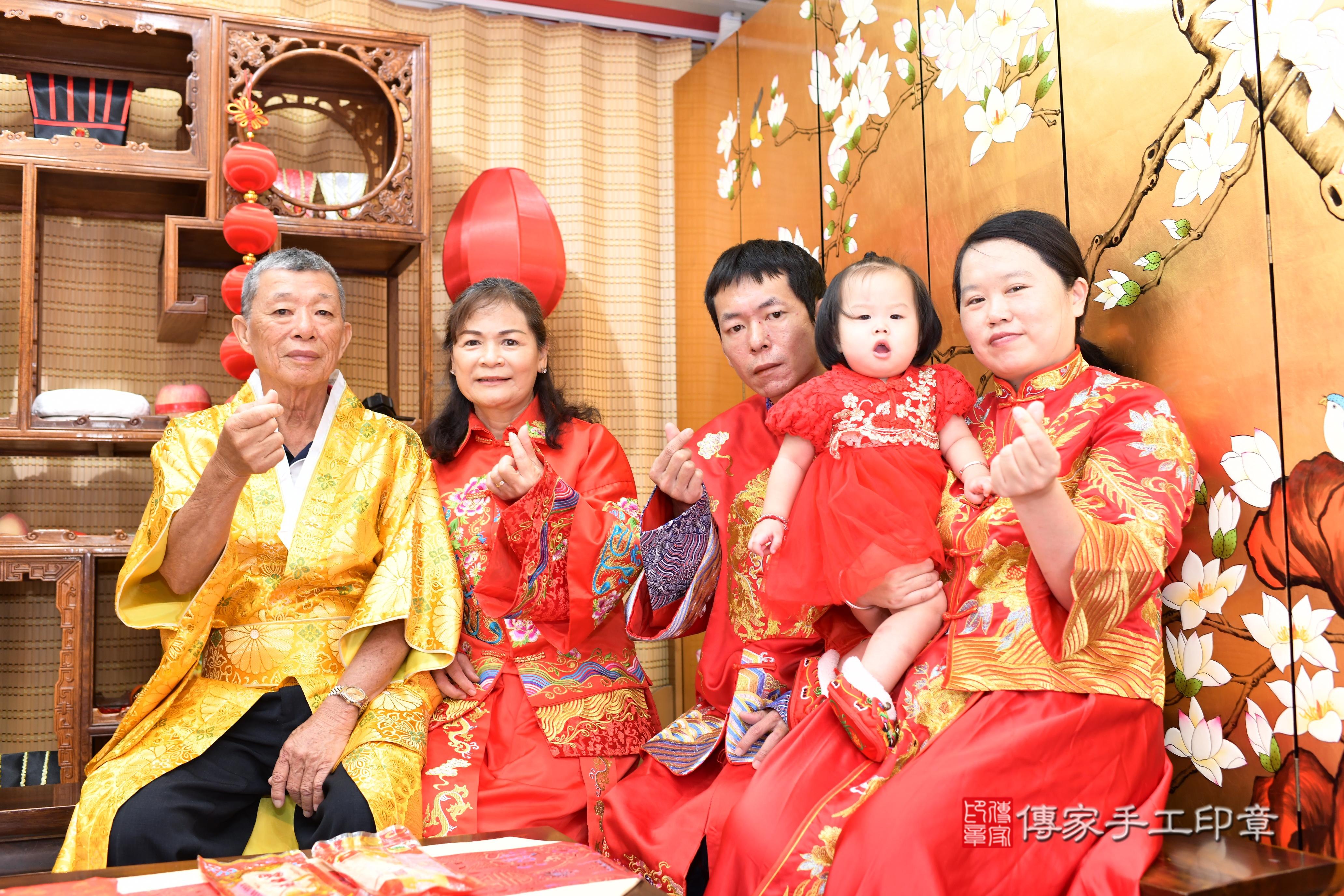 傳家手工印章台南店、抓周、度脺、中國風會場、傳家嬰兒古禮、吉祥話、抓周道具物品24種、拍照。抓周證書。寶寶抓周、滿周歲、生日快樂、祝福