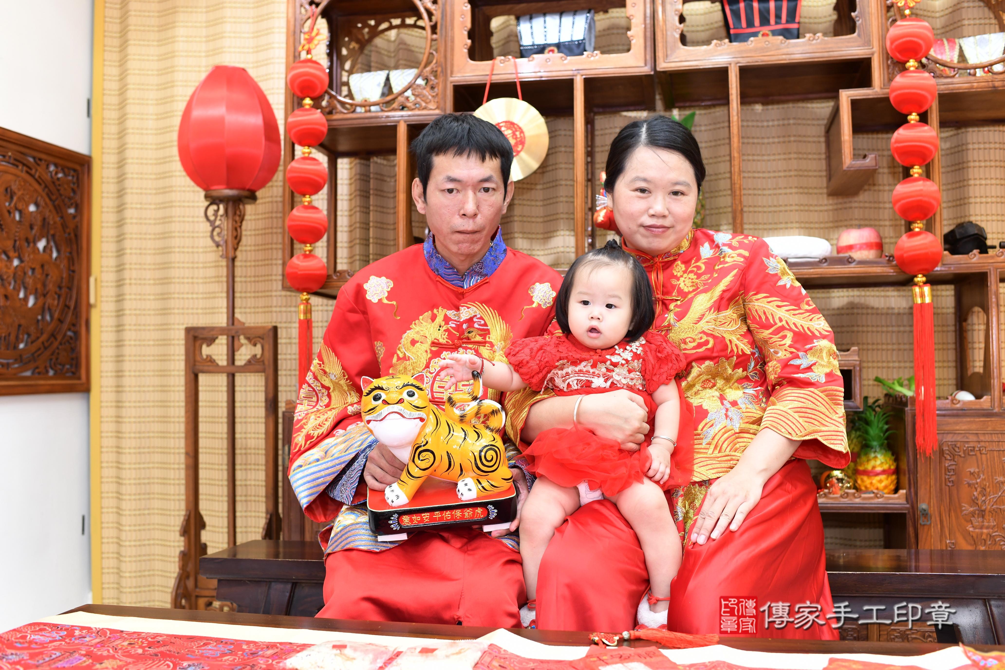 傳家手工印章台南店、抓周、度脺、中國風會場、傳家嬰兒古禮、吉祥話、抓周道具物品24種、拍照。抓周證書。寶寶抓周、滿周歲、生日快樂、祝福