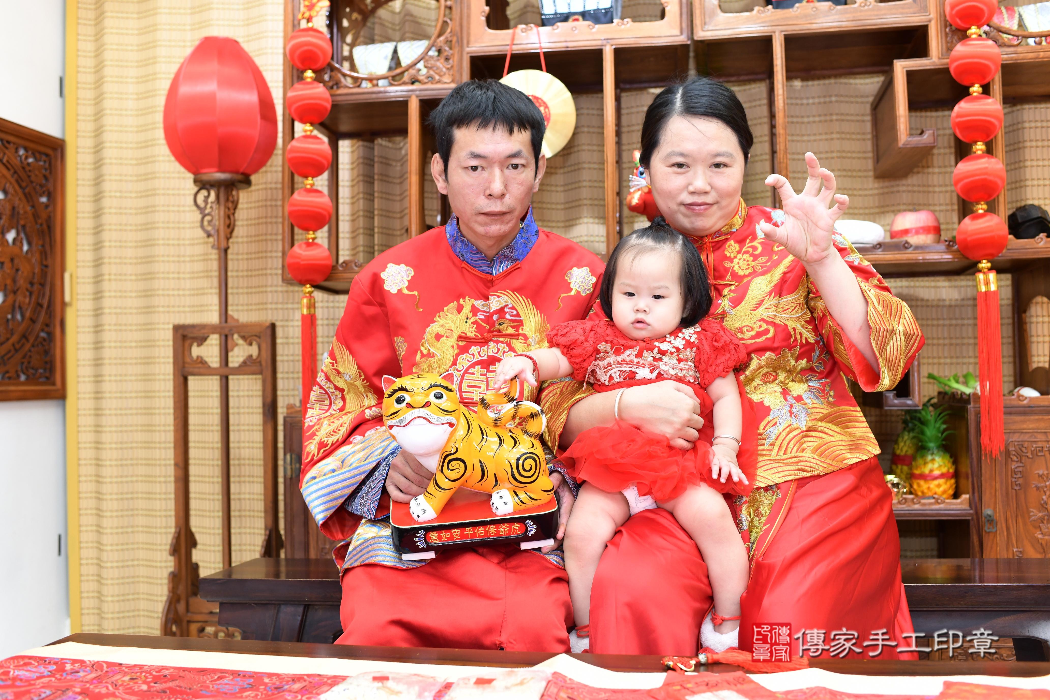 傳家手工印章台南店、抓周、度脺、中國風會場、傳家嬰兒古禮、吉祥話、抓周道具物品24種、拍照。抓周證書。寶寶抓周、滿周歲、生日快樂、祝福