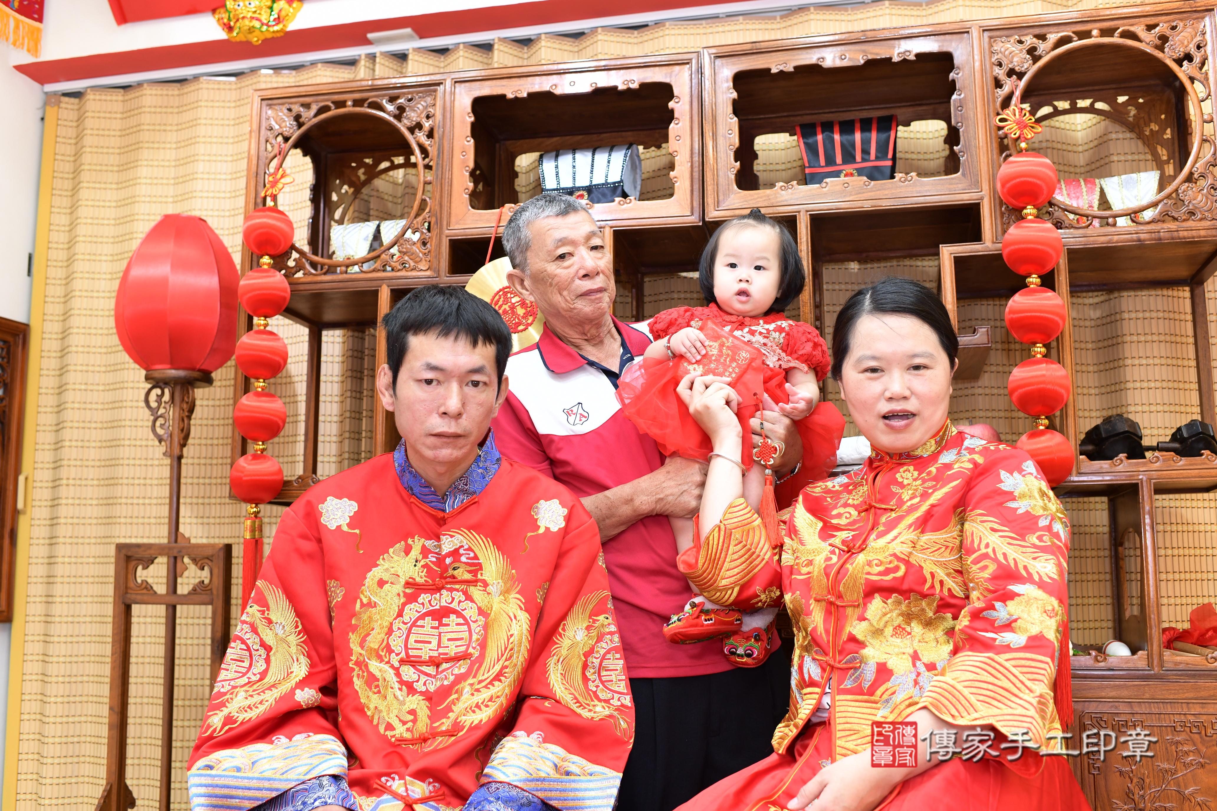 傳家手工印章台南店、抓周、度脺、中國風會場、傳家嬰兒古禮、吉祥話、抓周道具物品24種、拍照。抓周證書。寶寶抓周、滿周歲、生日快樂、祝福