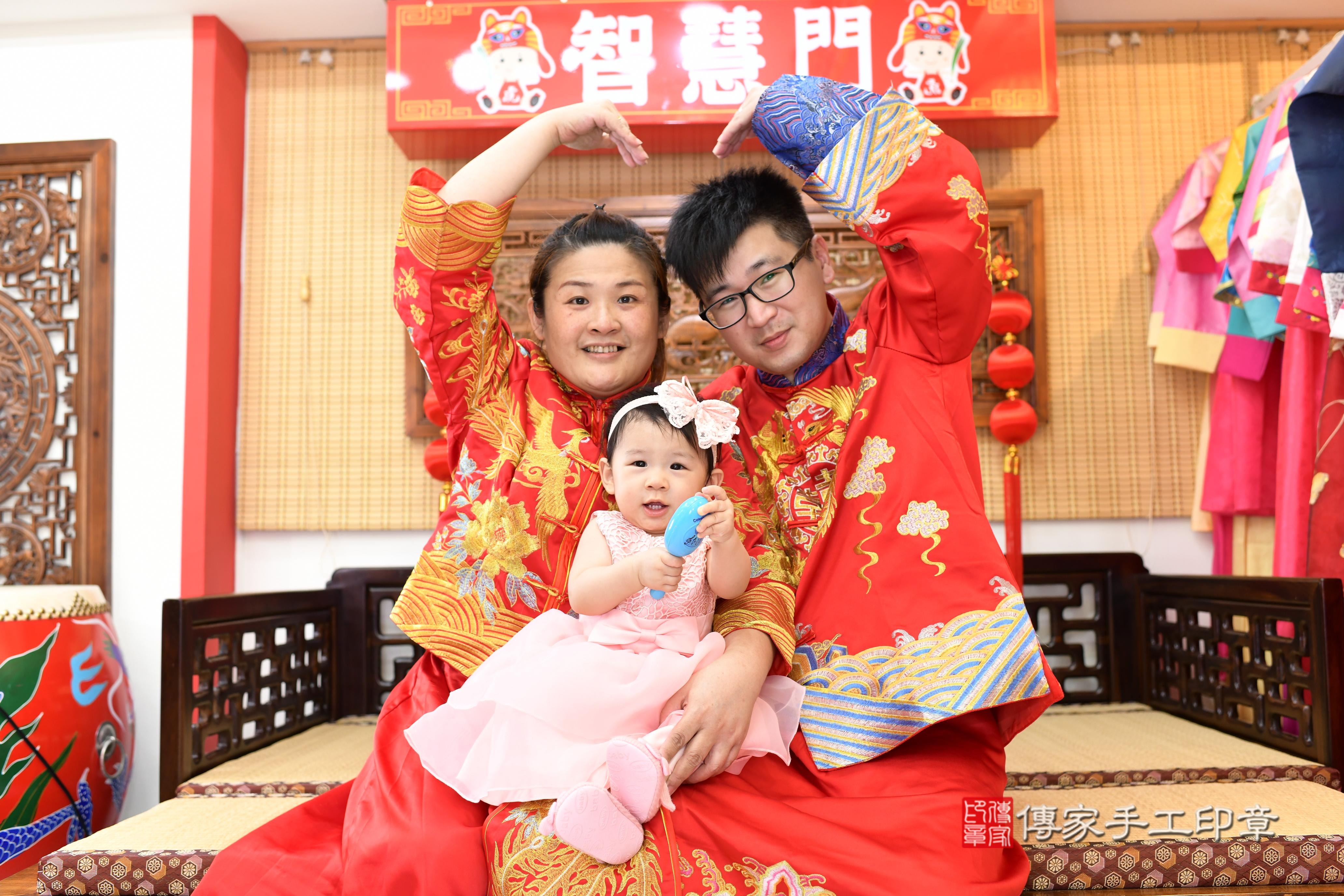 傳家手工印章台南店、抓周、度脺、中國風會場、傳家嬰兒古禮、吉祥話、抓周道具物品24種、拍照。抓周證書。寶寶抓周、滿周歲、生日快樂、祝福