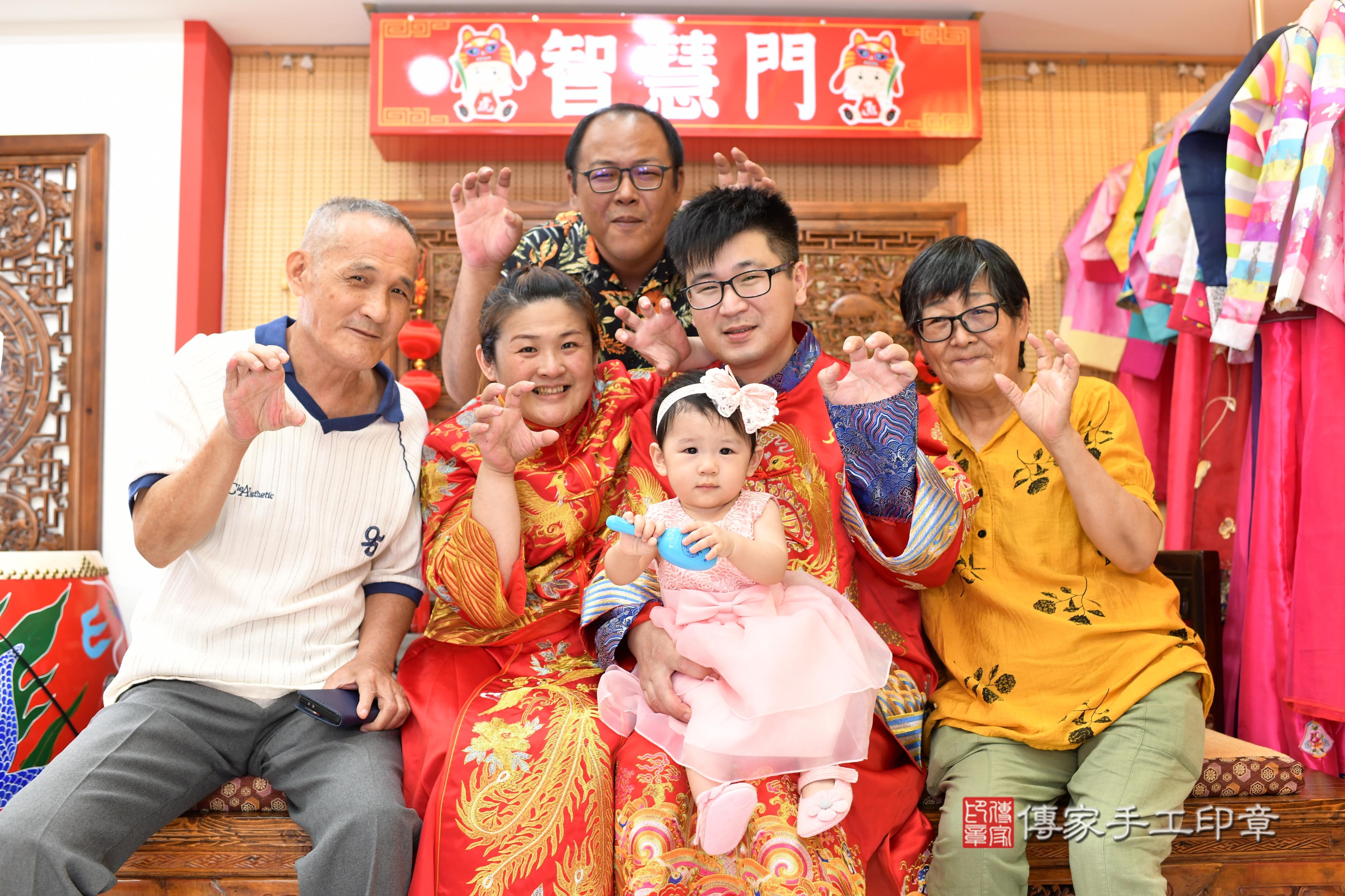 傳家手工印章台南店、抓周、度脺、中國風會場、傳家嬰兒古禮、吉祥話、抓周道具物品24種、拍照。抓周證書。寶寶抓周、滿周歲、生日快樂、祝福
