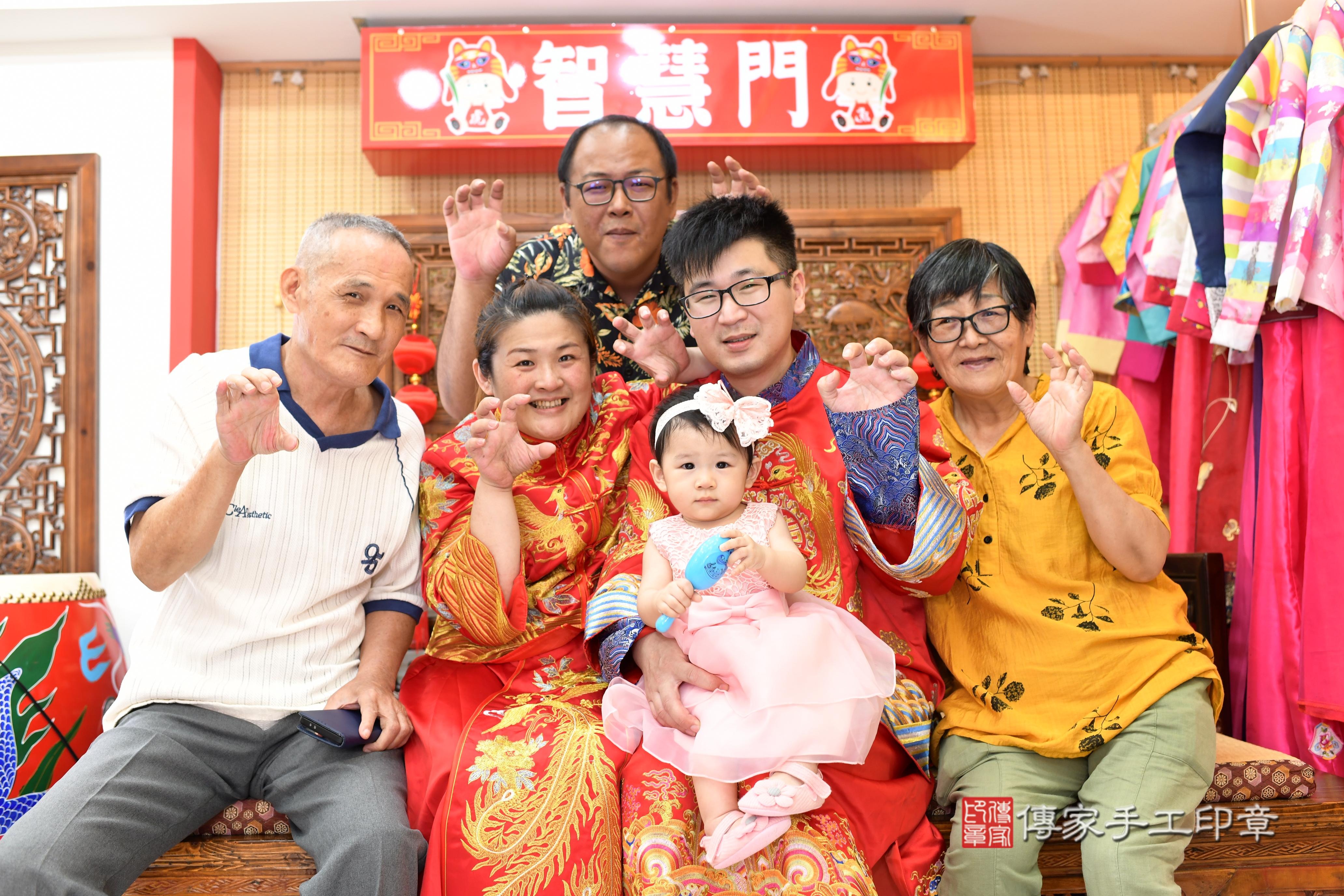 傳家手工印章台南店、抓周、度脺、中國風會場、傳家嬰兒古禮、吉祥話、抓周道具物品24種、拍照。抓周證書。寶寶抓周、滿周歲、生日快樂、祝福