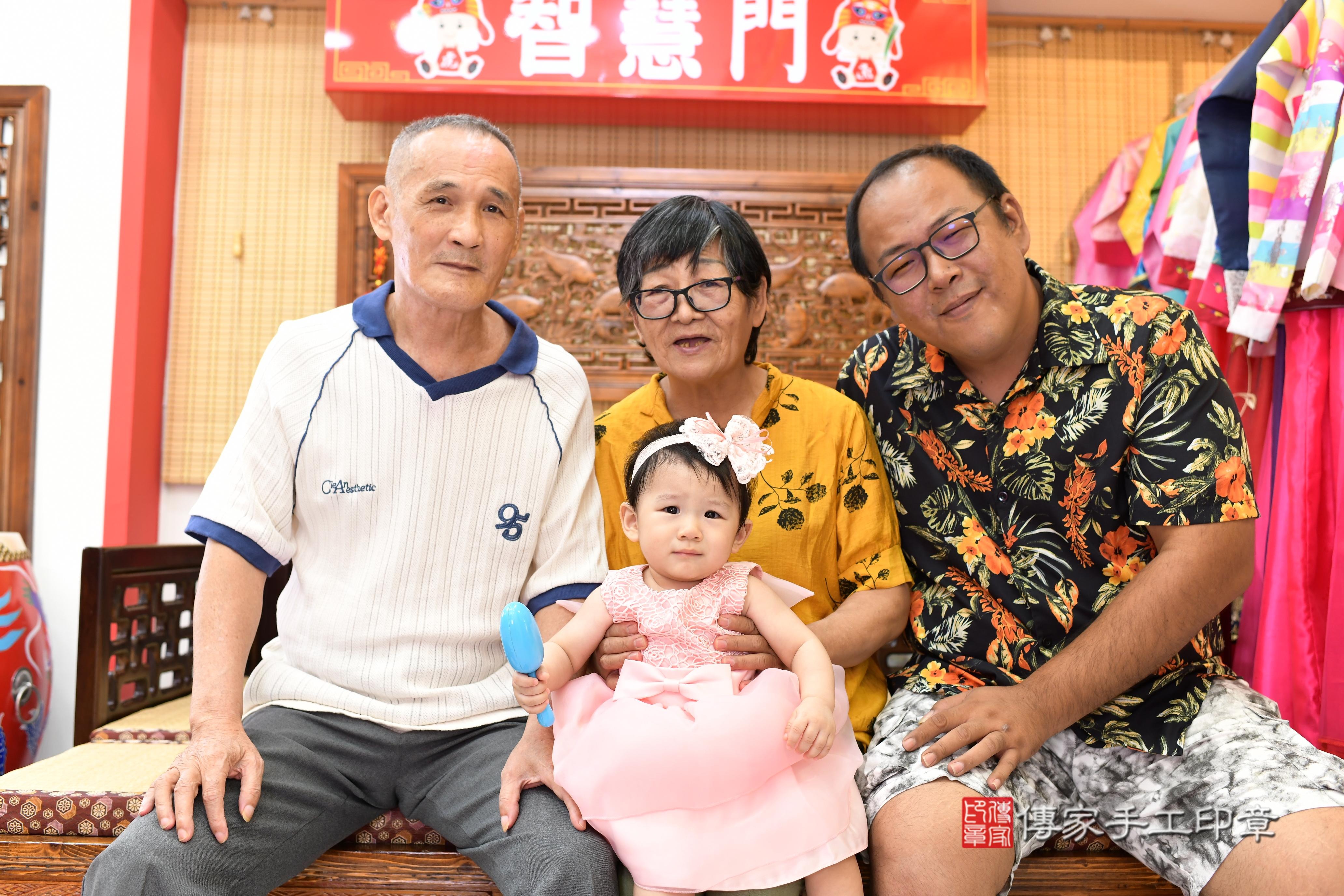 傳家手工印章台南店、抓周、度脺、中國風會場、傳家嬰兒古禮、吉祥話、抓周道具物品24種、拍照。抓周證書。寶寶抓周、滿周歲、生日快樂、祝福