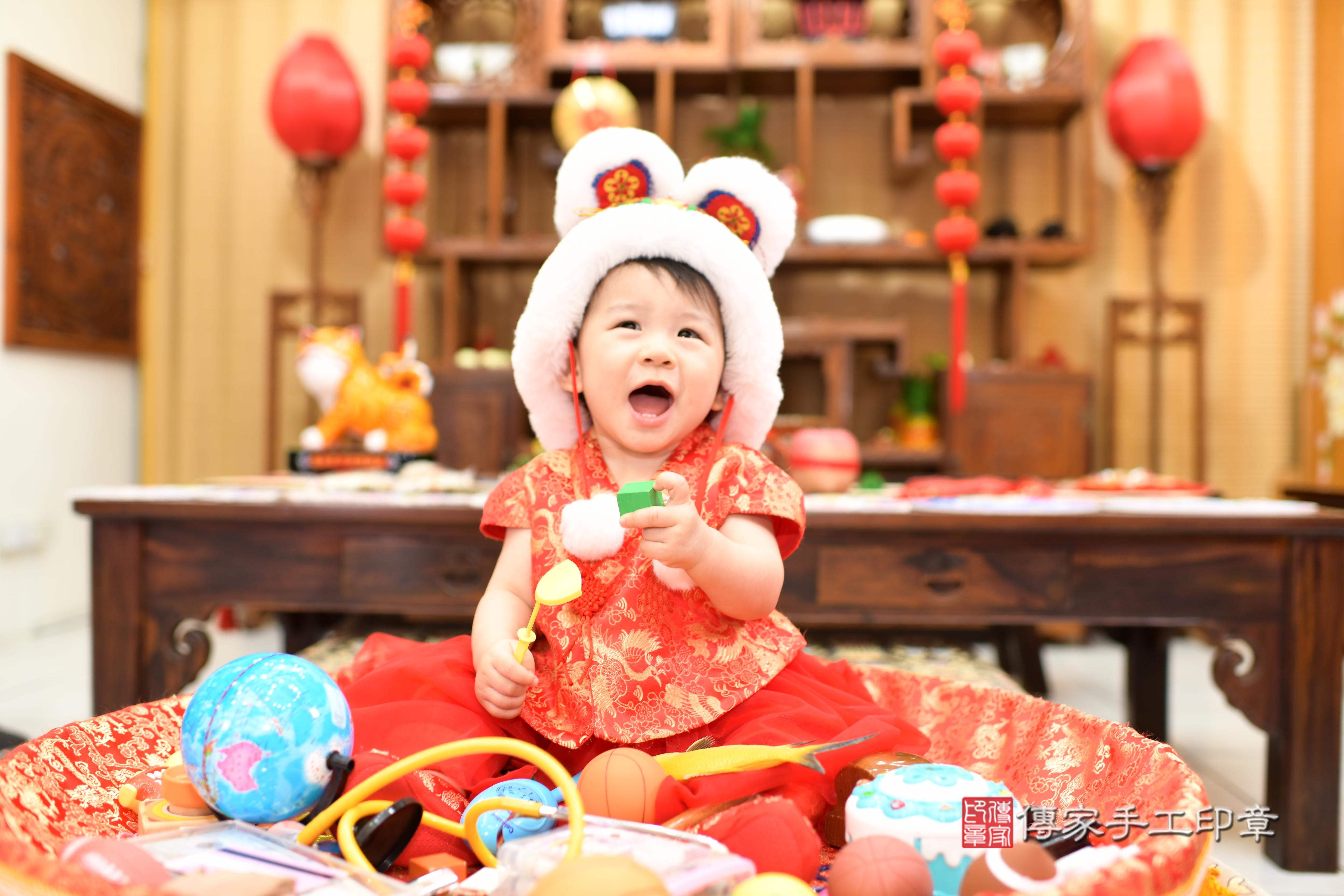 傳家手工印章台南店、抓周、度脺、中國風會場、傳家嬰兒古禮、吉祥話、抓周道具物品24種、拍照。抓周證書。寶寶抓周、滿周歲、生日快樂、祝福