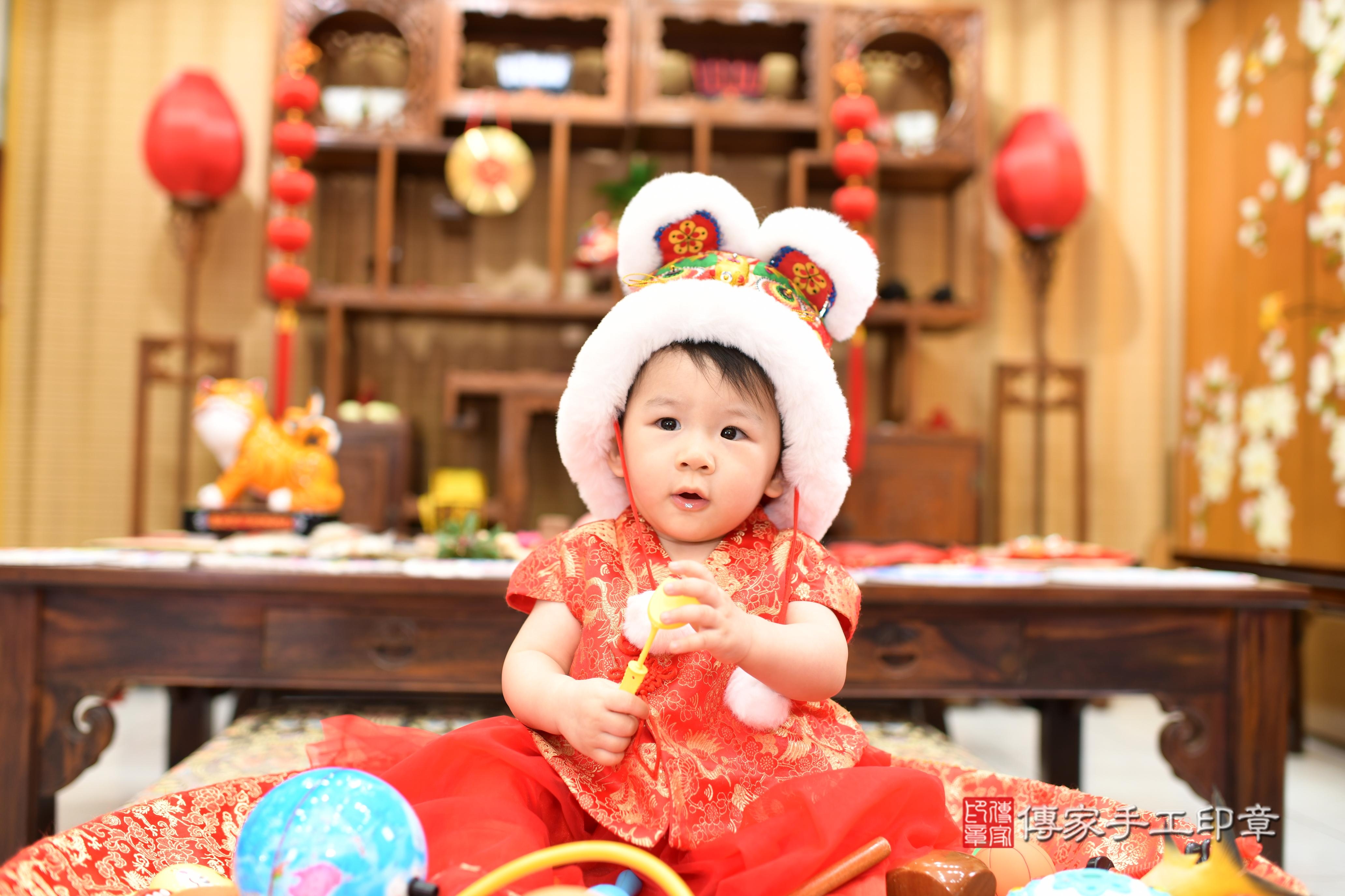 傳家手工印章台南店、抓周、度脺、中國風會場、傳家嬰兒古禮、吉祥話、抓周道具物品24種、拍照。抓周證書。寶寶抓周、滿周歲、生日快樂、祝福