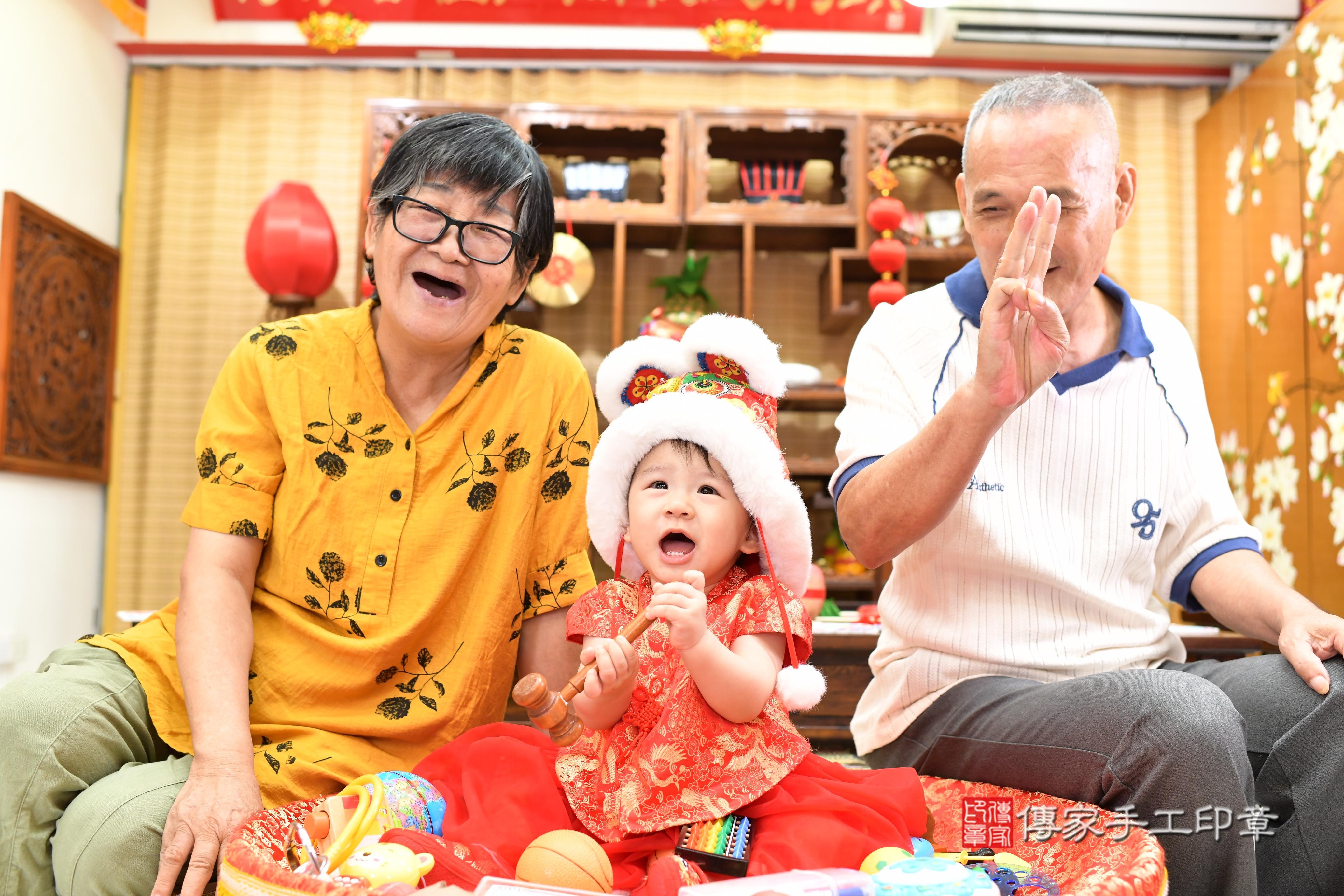 傳家手工印章台南店、抓周、度脺、中國風會場、傳家嬰兒古禮、吉祥話、抓周道具物品24種、拍照。抓周證書。寶寶抓周、滿周歲、生日快樂、祝福