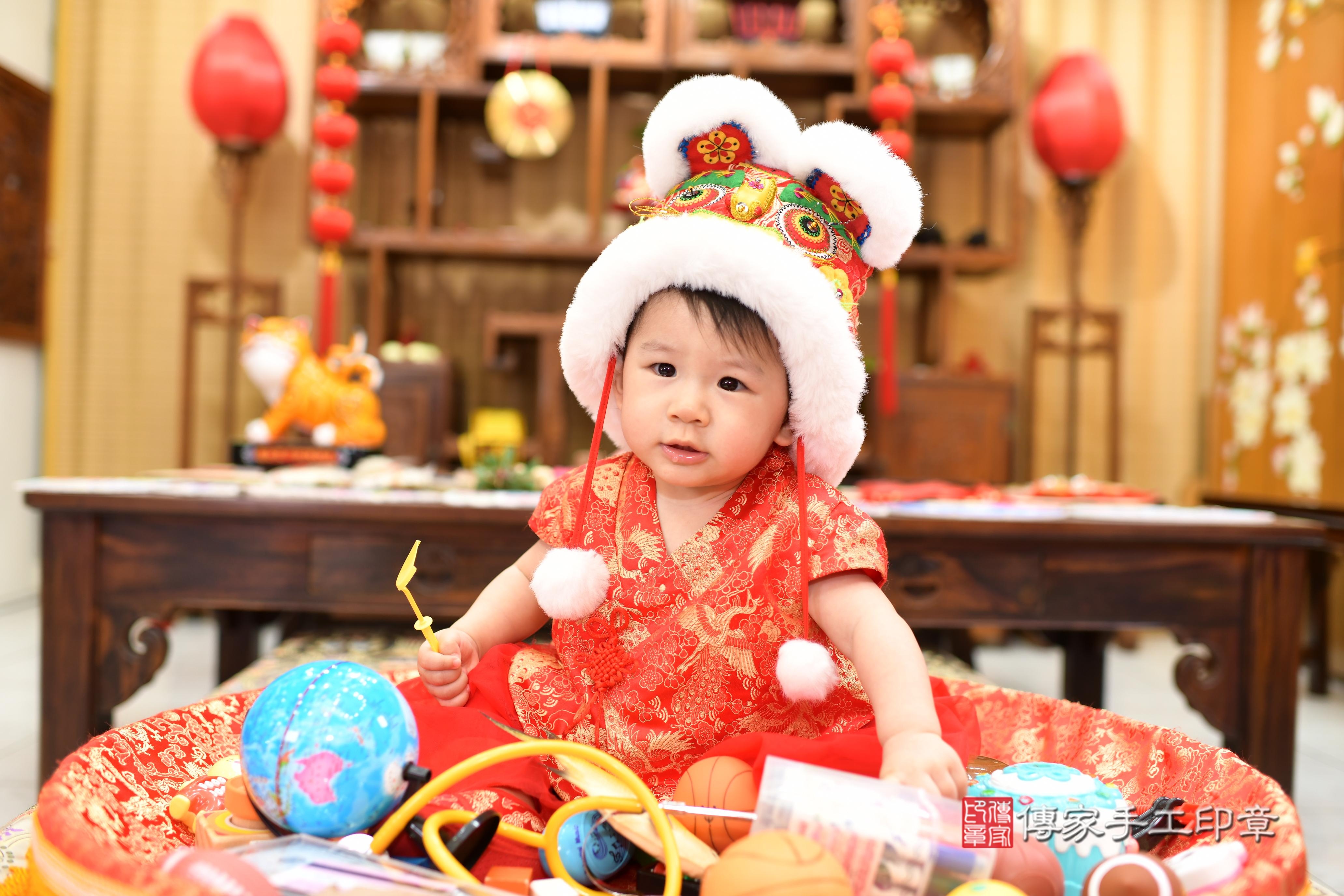 傳家手工印章台南店、抓周、度脺、中國風會場、傳家嬰兒古禮、吉祥話、抓周道具物品24種、拍照。抓周證書。寶寶抓周、滿周歲、生日快樂、祝福
