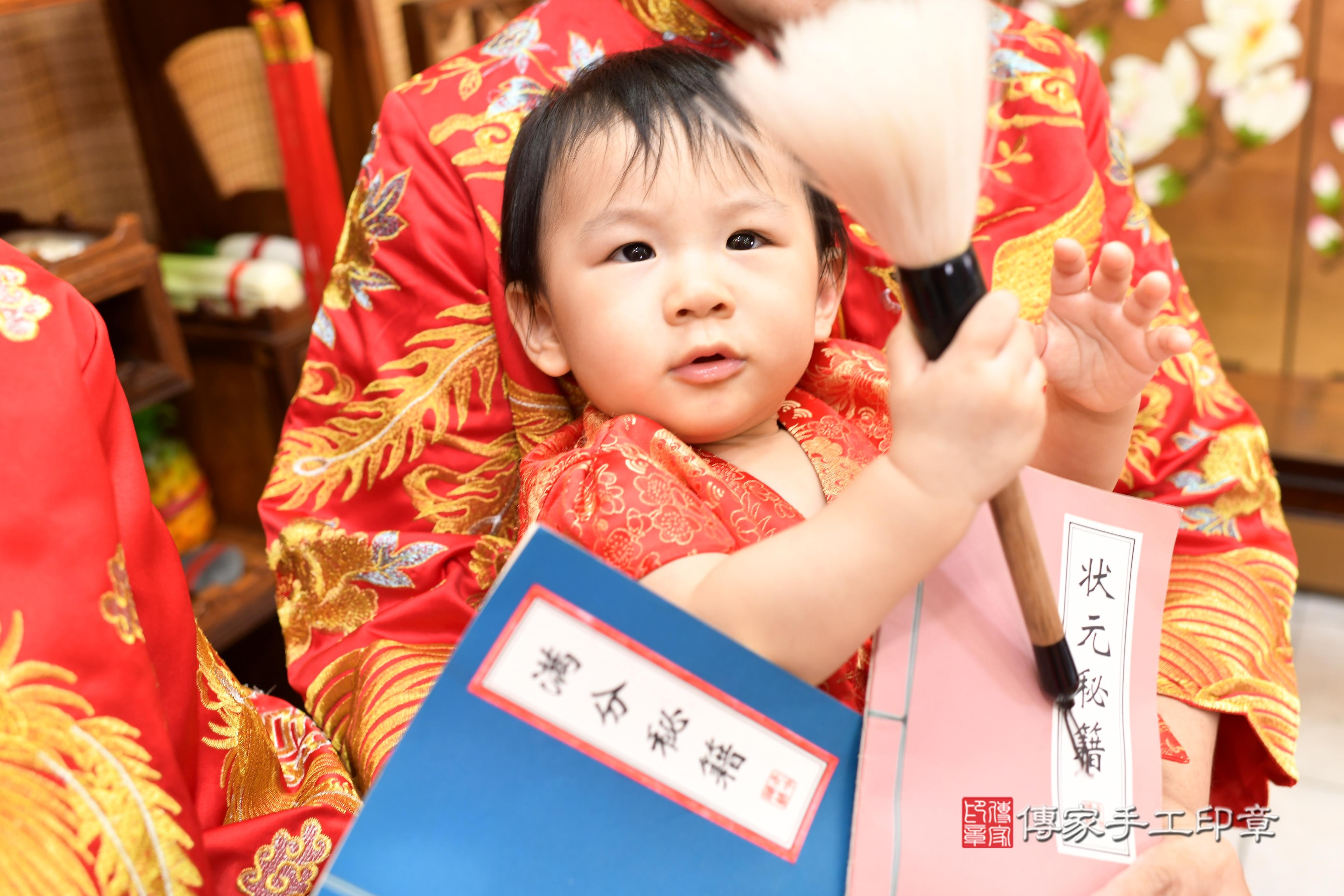 傳家手工印章台南店、抓周、度脺、中國風會場、傳家嬰兒古禮、吉祥話、抓周道具物品24種、拍照。抓周證書。寶寶抓周、滿周歲、生日快樂、祝福