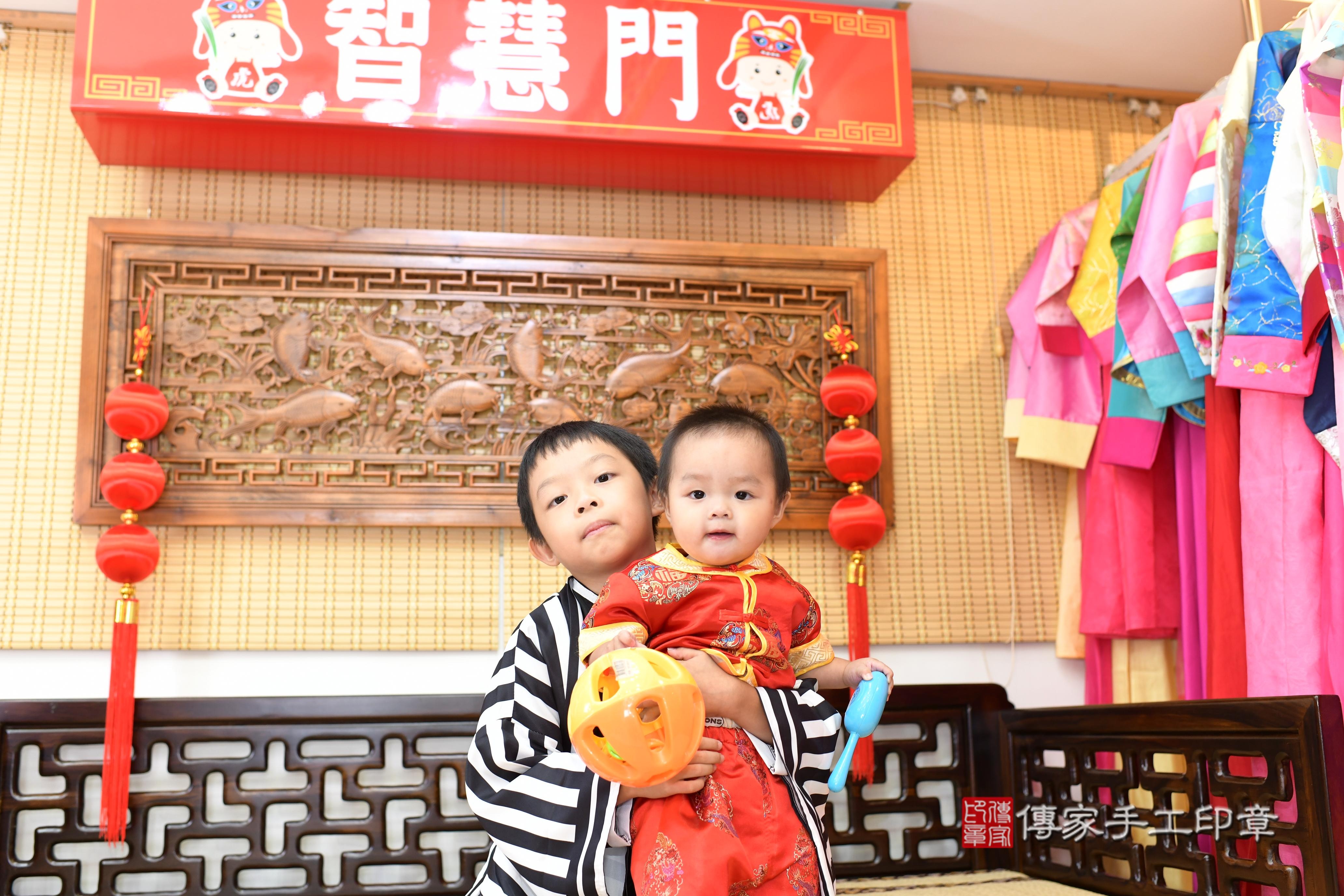 傳家手工印章台南店、抓周、度脺、中國風會場、傳家嬰兒古禮、吉祥話、抓周道具物品24種、拍照。抓周證書。寶寶抓周、滿周歲、生日快樂、祝福