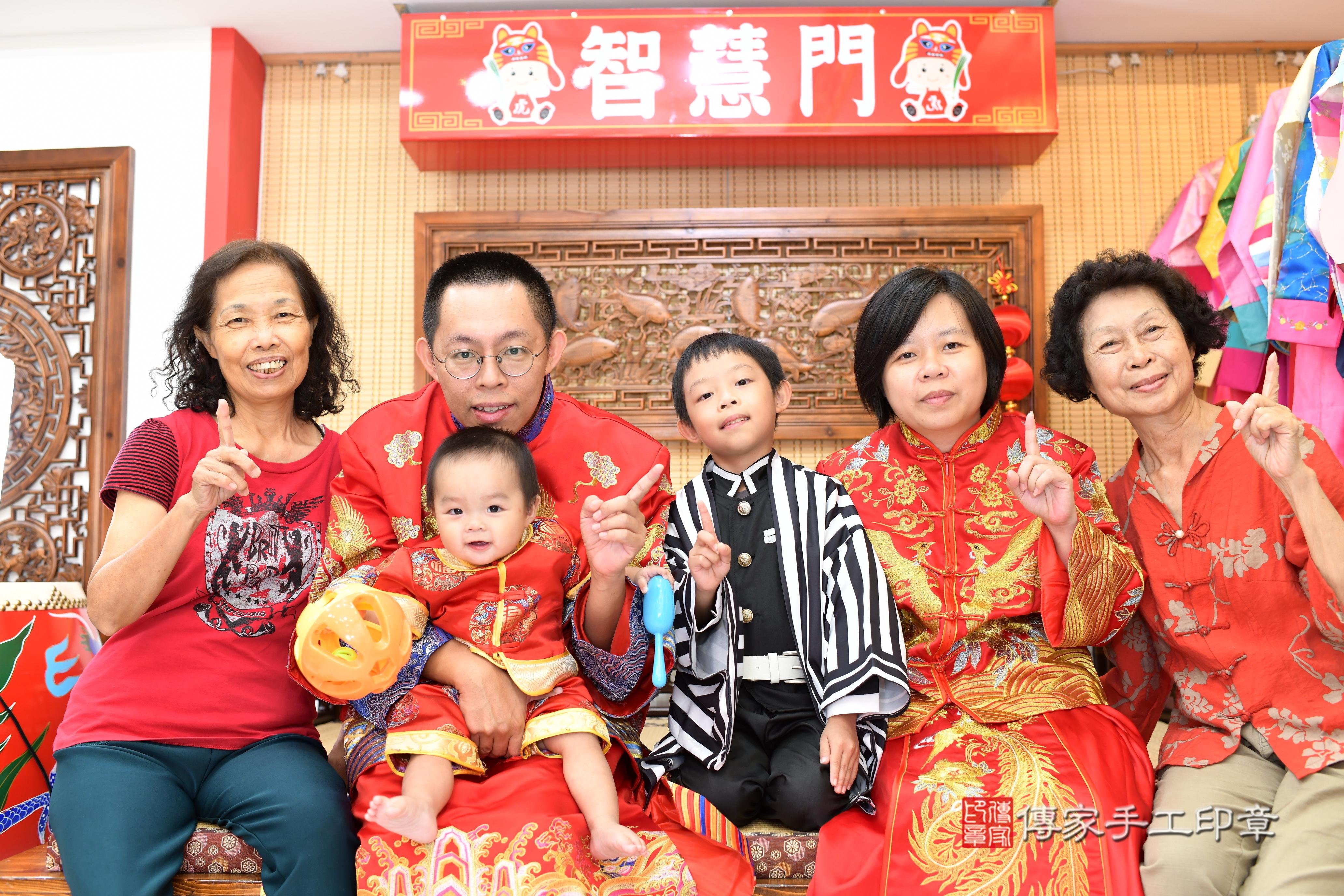 傳家手工印章台南店、抓周、度脺、中國風會場、傳家嬰兒古禮、吉祥話、抓周道具物品24種、拍照。抓周證書。寶寶抓周、滿周歲、生日快樂、祝福