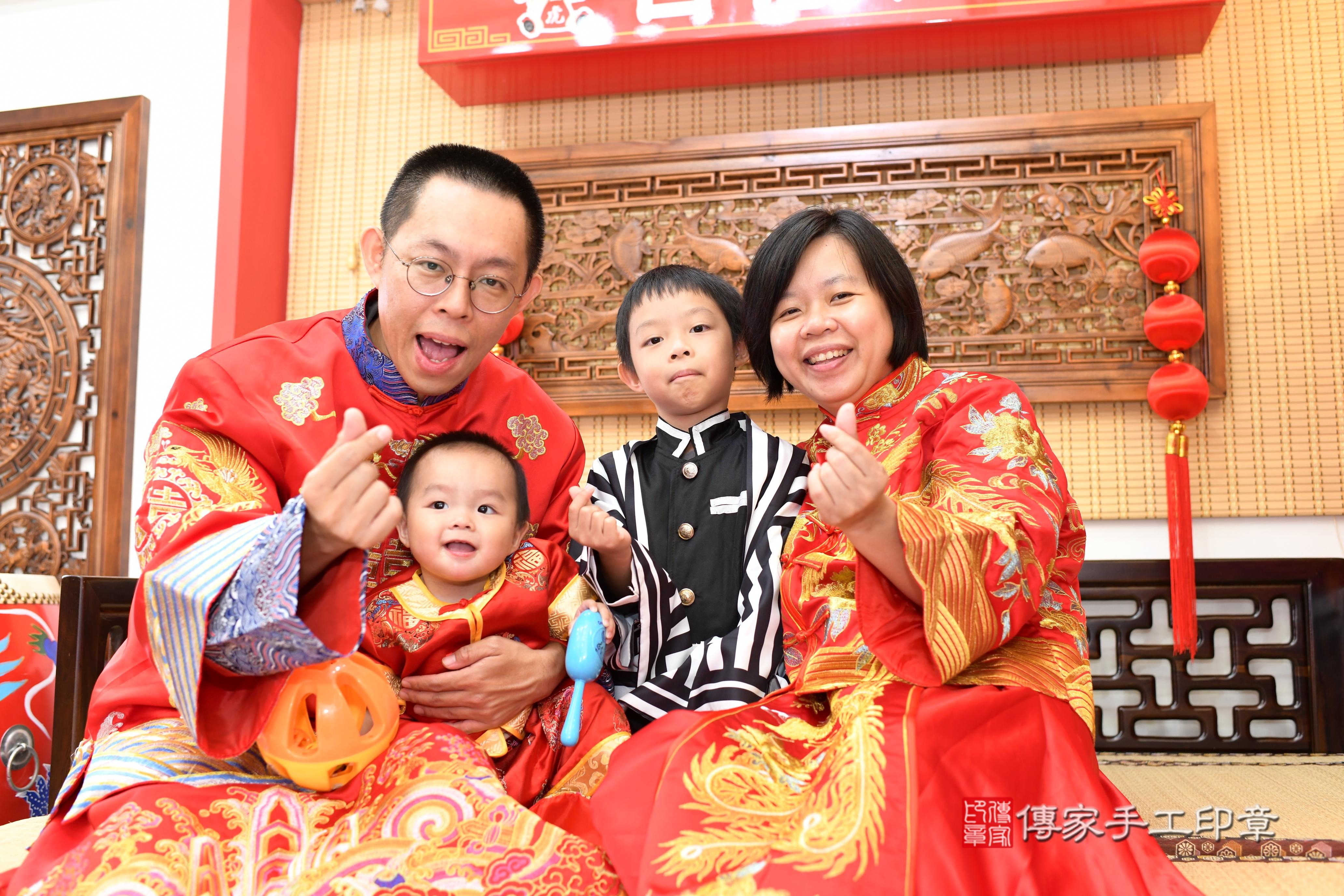 傳家手工印章台南店、抓周、度脺、中國風會場、傳家嬰兒古禮、吉祥話、抓周道具物品24種、拍照。抓周證書。寶寶抓周、滿周歲、生日快樂、祝福