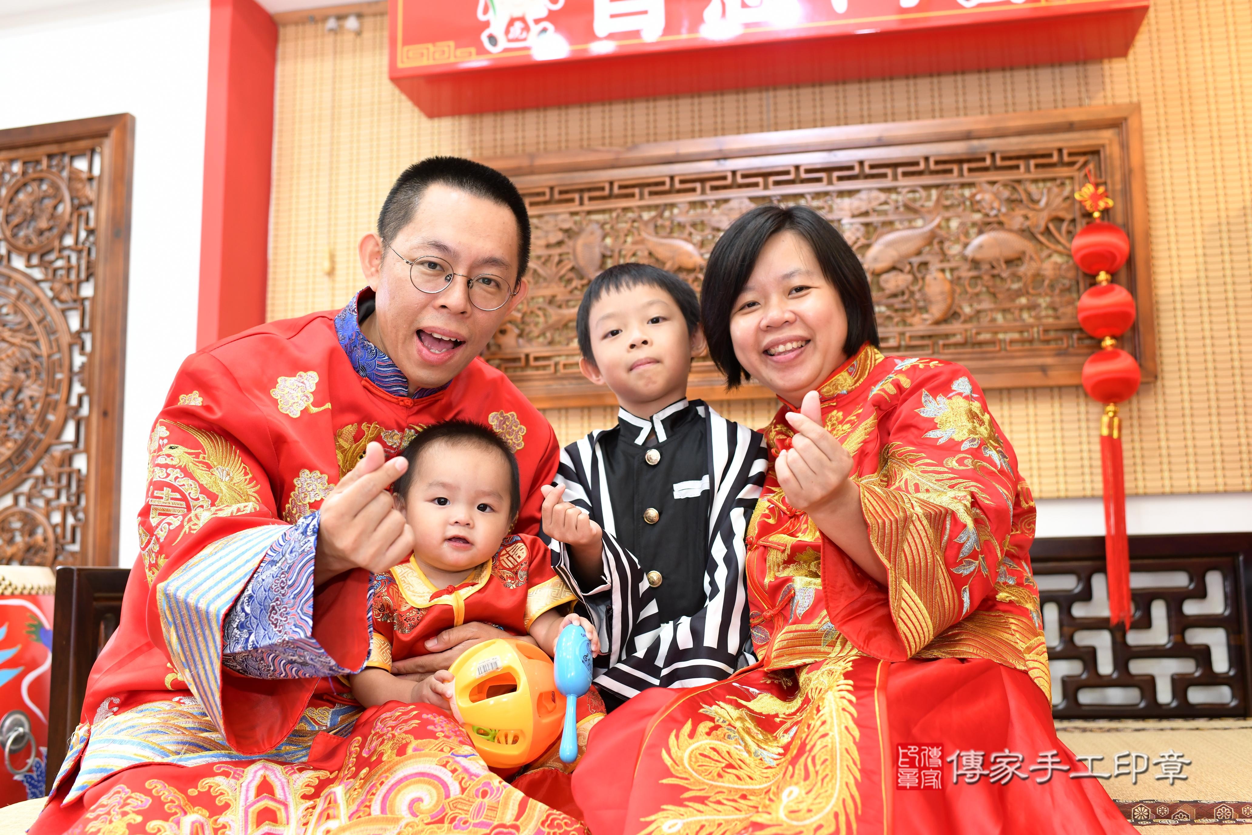 傳家手工印章台南店、抓周、度脺、中國風會場、傳家嬰兒古禮、吉祥話、抓周道具物品24種、拍照。抓周證書。寶寶抓周、滿周歲、生日快樂、祝福